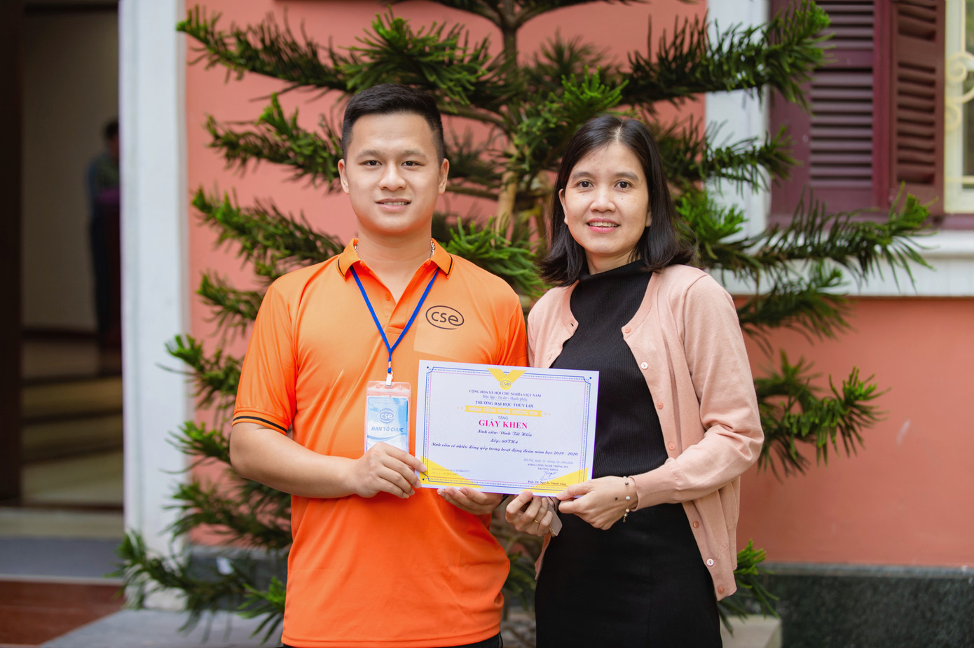 Đinh Hiển nhận giấy Khen Sinh viên có nhiều đóng góp trong hoạt động Đoàn năm học.