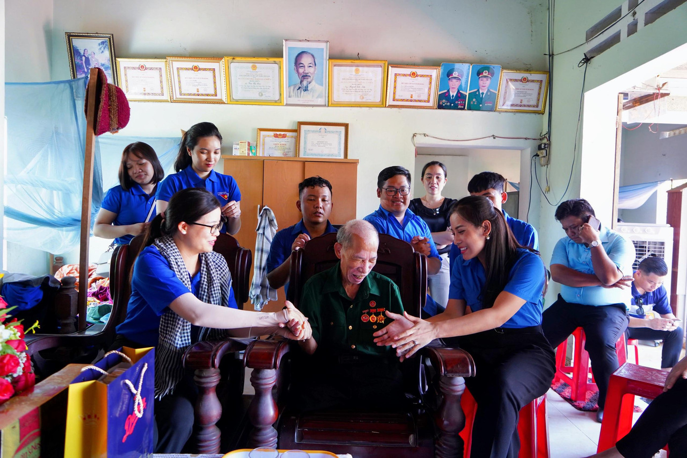 Đoàn tặng quà cho các gia đình thương binh, liệt sĩ tại thị xã Điện Bàn, tỉnh Quảng Nam. Đoàn tặng quà cho các gia đình thương binh, liệt sĩ tại thị xã Điện Bàn, tỉnh Quảng Nam.