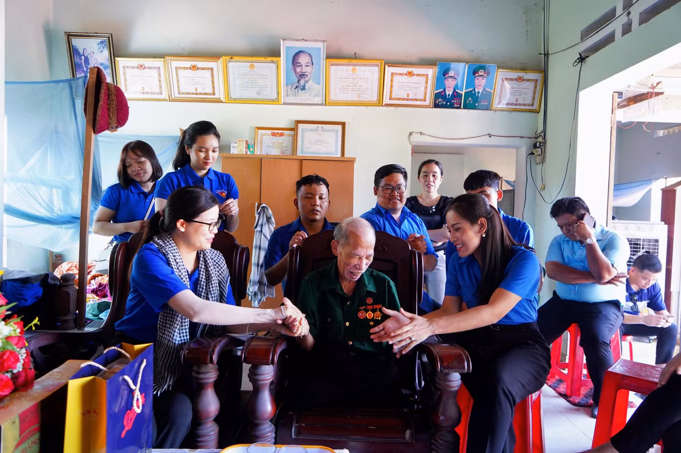 Đoàn tặng quà cho các gia đình thương binh, liệt sĩ tại thị xã Điện Bàn, tỉnh Quảng Nam.