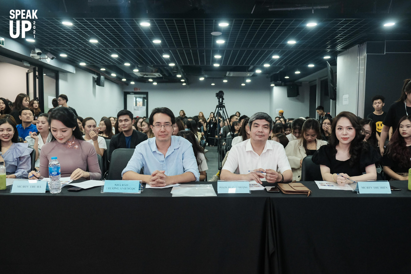 Ban Giám khảo cuộc thi là những giảng viên, nhà báo, biên tập viên giàu kinh nghiệm. Ban Giám khảo cuộc thi là những giảng viên, nhà báo, biên tập viên giàu kinh nghiệm.