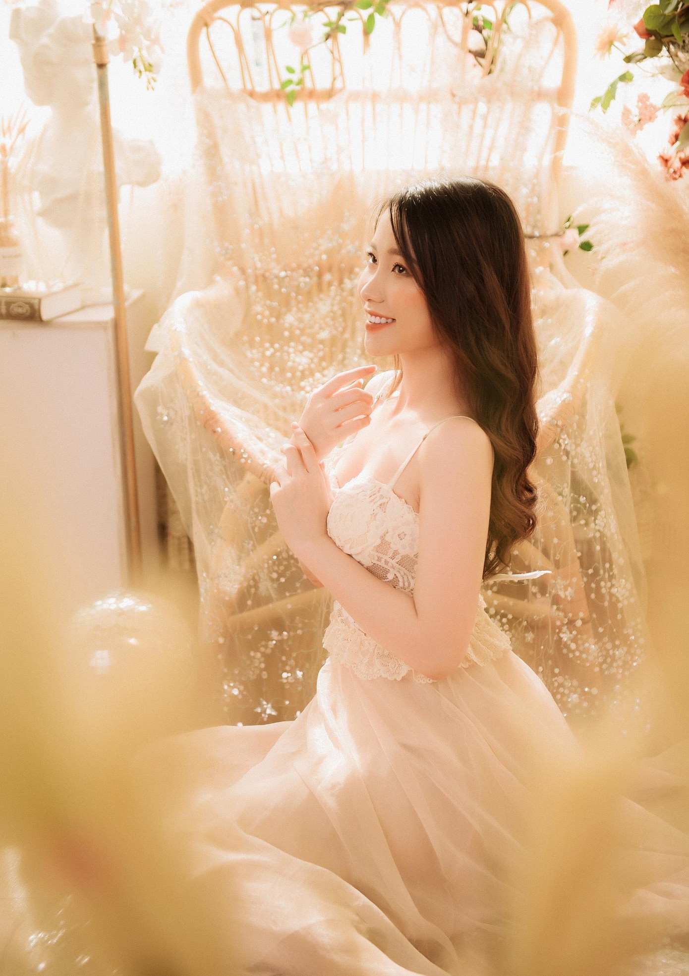 Thu Trà sở hữu vẻ đẹp dịu dàng, thuần khiết của người con gái tuổi 20.