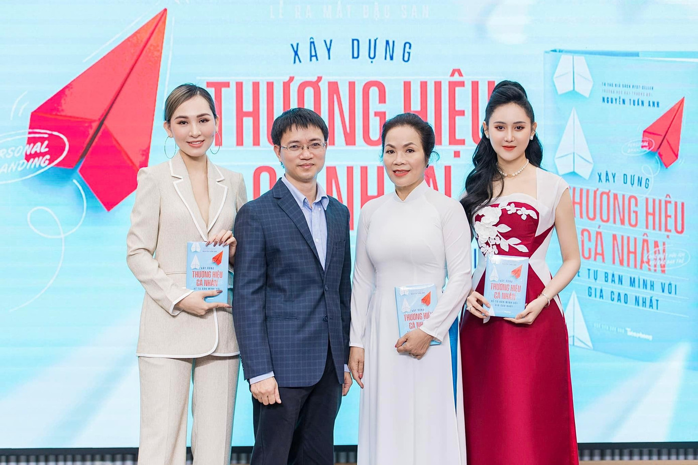 Chuyên gia sức khoẻ, sắc đẹp Vũ Thanh Hải chụp ảnh cùng tác giả, nhà báo Nguyễn Tuấn Anh và Hoa hậu Thời trang Quốc tế 2019 Hồ Nguyễn Kim Sỹ (ngoài cùng bên trái) và Á hậu Quốc tế - Miss All Nations 2019 Trúc Ny tại sự kiện ra mắt đặc san Xây dựng thương hiệu cá nhân để tự bán mình với giá cao nhất. Ảnh: Thành Tiến.