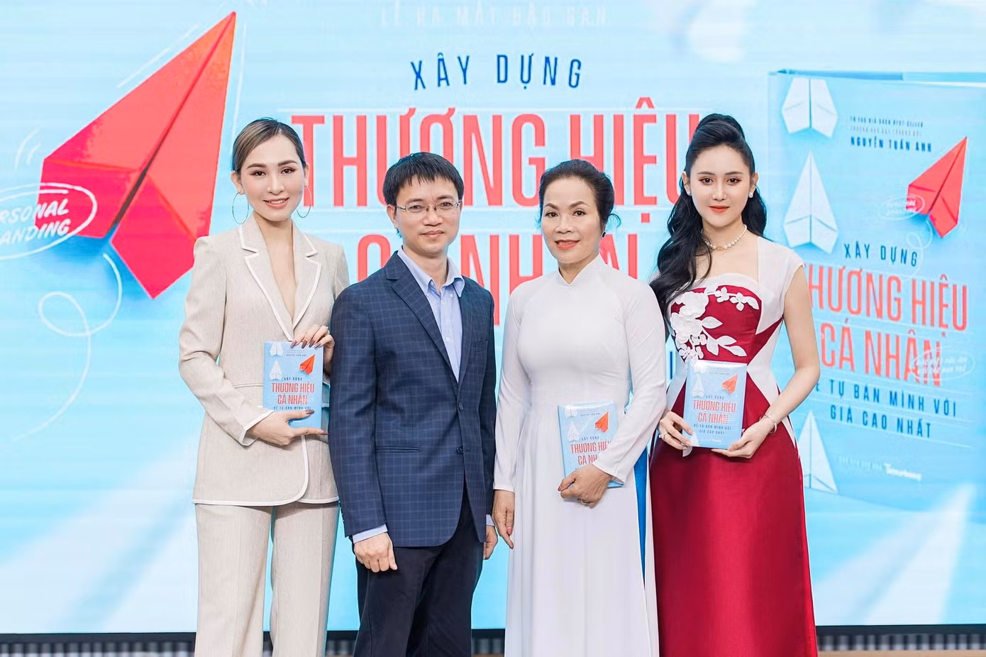 Chuyên gia sức khoẻ, sắc đẹp Vũ Thanh Hải chụp ảnh cùng tác giả, nhà báo Nguyễn Tuấn Anh và Hoa hậu Thời trang Quốc tế 2019 Hồ Nguyễn Kim Sỹ (ngoài cùng bên trái) và Á hậu Quốc tế - Miss All Nations 2019 Trúc Ny tại sự kiện ra mắt đặc san Xây dựng thương hiệu cá nhân để tự bán mình với giá cao nhất. Ảnh: Thành Tiến.