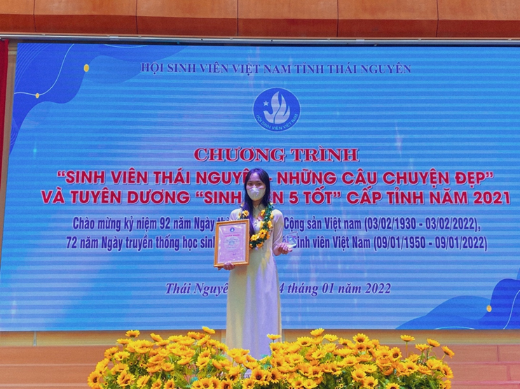 Ngô Xuân Hương tại Chương trình “Sinh viên Thái Nguyên, những câu chuyện đẹp” và Tuyên dương “Sinh viên 5 tốt” cấp tỉnh năm 2021.