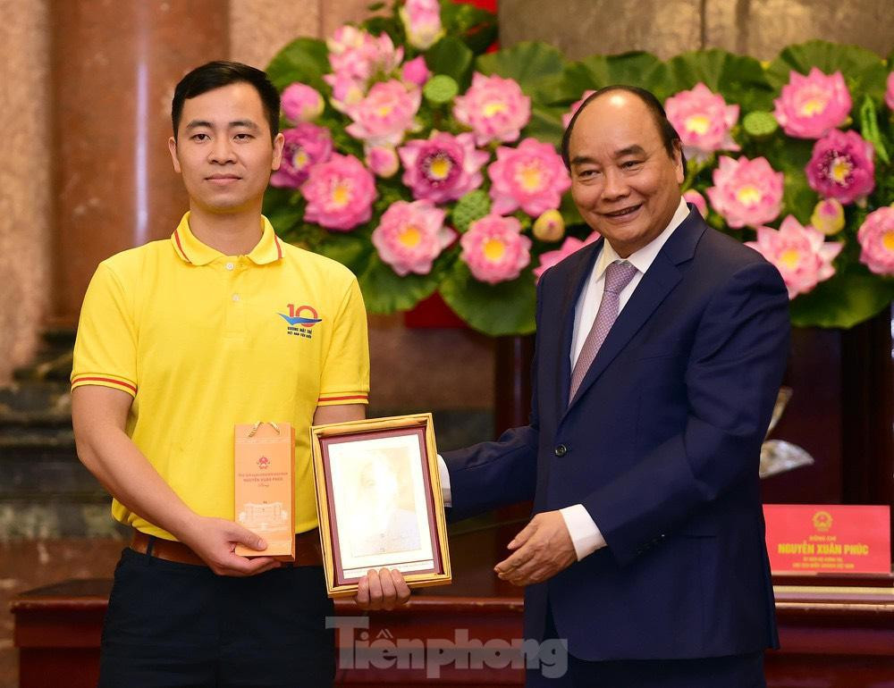 Chủ tịch nước Nguyễn Xuân Phúc tặng chân dung Chủ tịch Hồ Chí Minh cho Gương mặt trẻ Việt Nam tiêu biểu năm 2021- Đại úy Lê Xuân Nam.