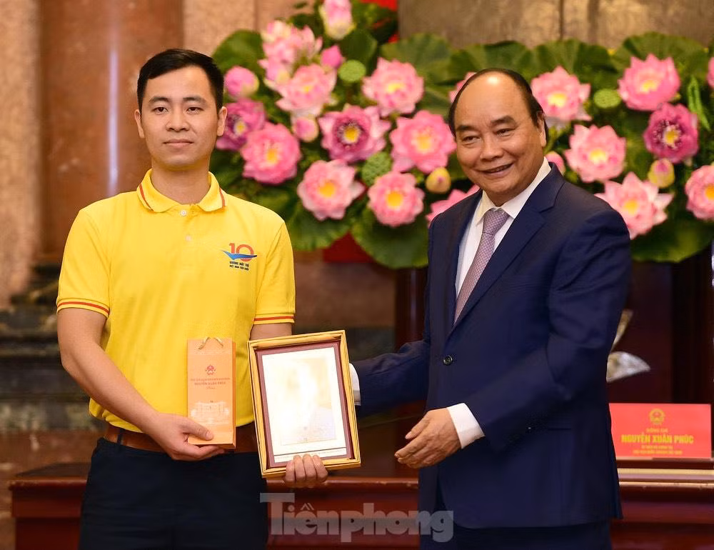 Chủ tịch nước Nguyễn Xuân Phúc tặng chân dung Chủ tịch Hồ Chí Minh cho Gương mặt trẻ Việt Nam tiêu biểu năm 2021- Đại úy Lê Xuân Nam.