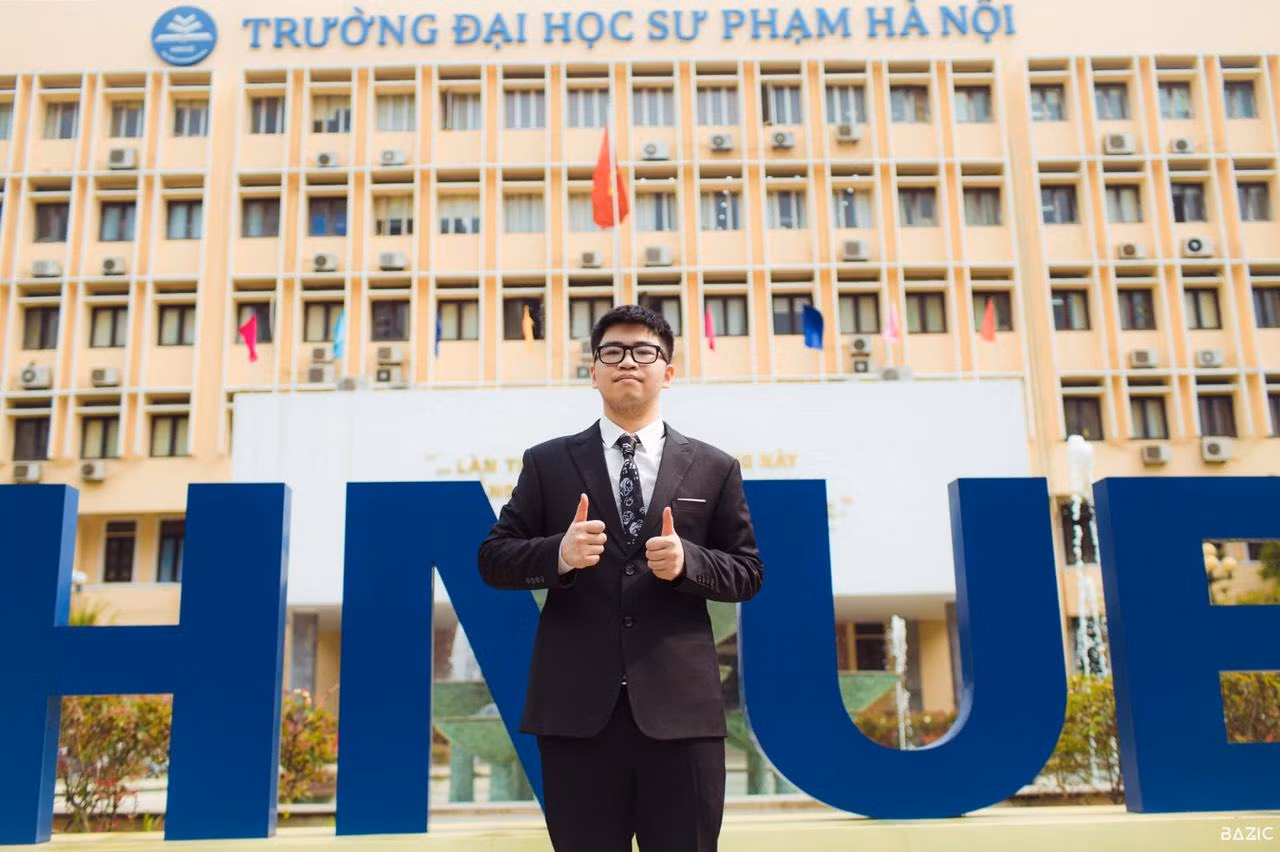 Nguyễn Việt Dũng sinh ra và lớn lên tại Quảng Ninh, là cựu học sinh lớp chuyên Toán trường THPT Chuyên Hạ Long.