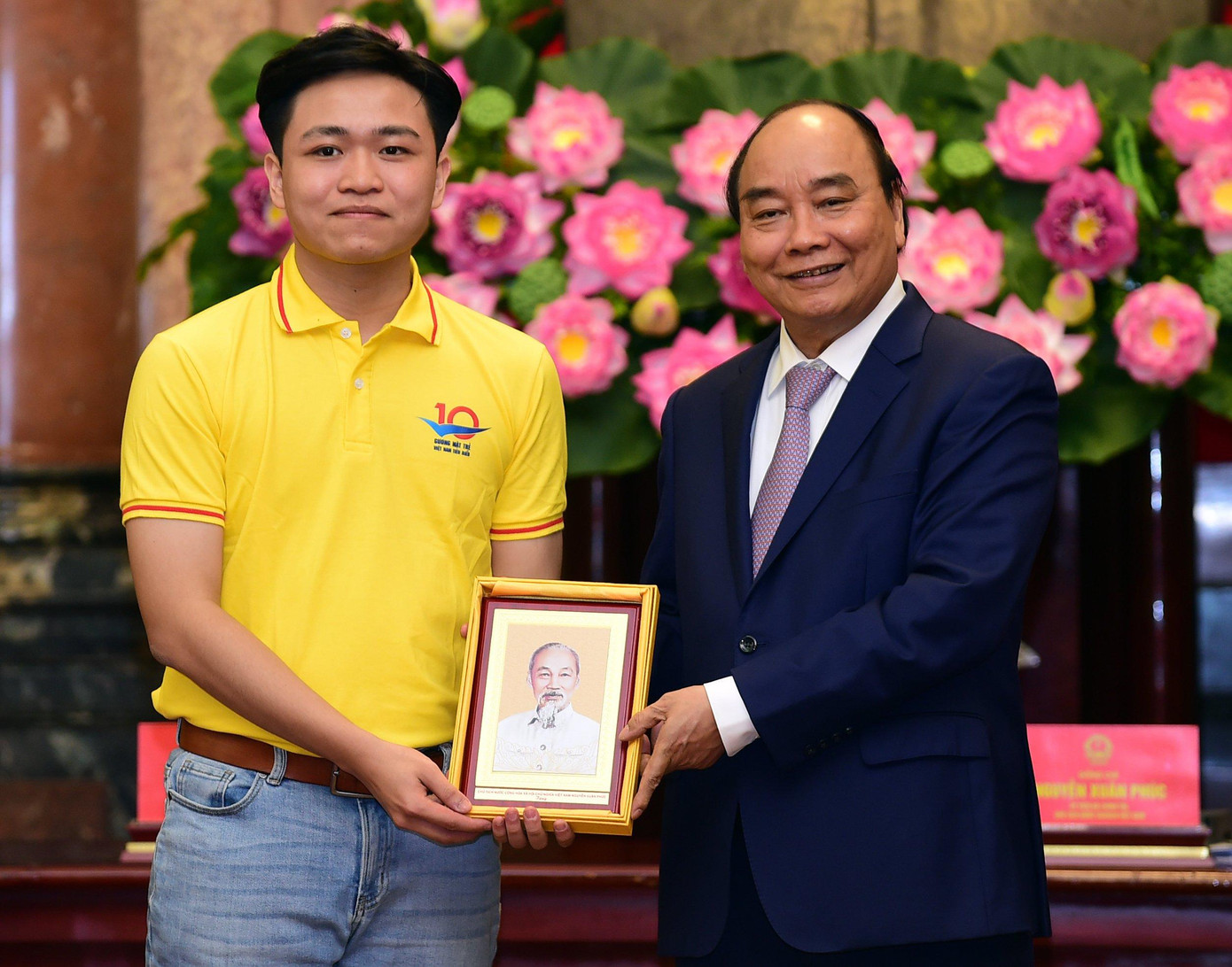 Chủ tịch nước Nguyễn Xuân Phúc tặng chân dung Chủ tịch Hồ Chí Minh cho Gương mặt trẻ Việt Nam triển vọng năm 2021 Đồng Ngọc Hà. Chủ tịch nước Nguyễn Xuân Phúc tặng chân dung Chủ tịch Hồ Chí Minh cho Gương mặt trẻ Việt Nam triển vọng năm 2021 Đồng Ngọc Hà.