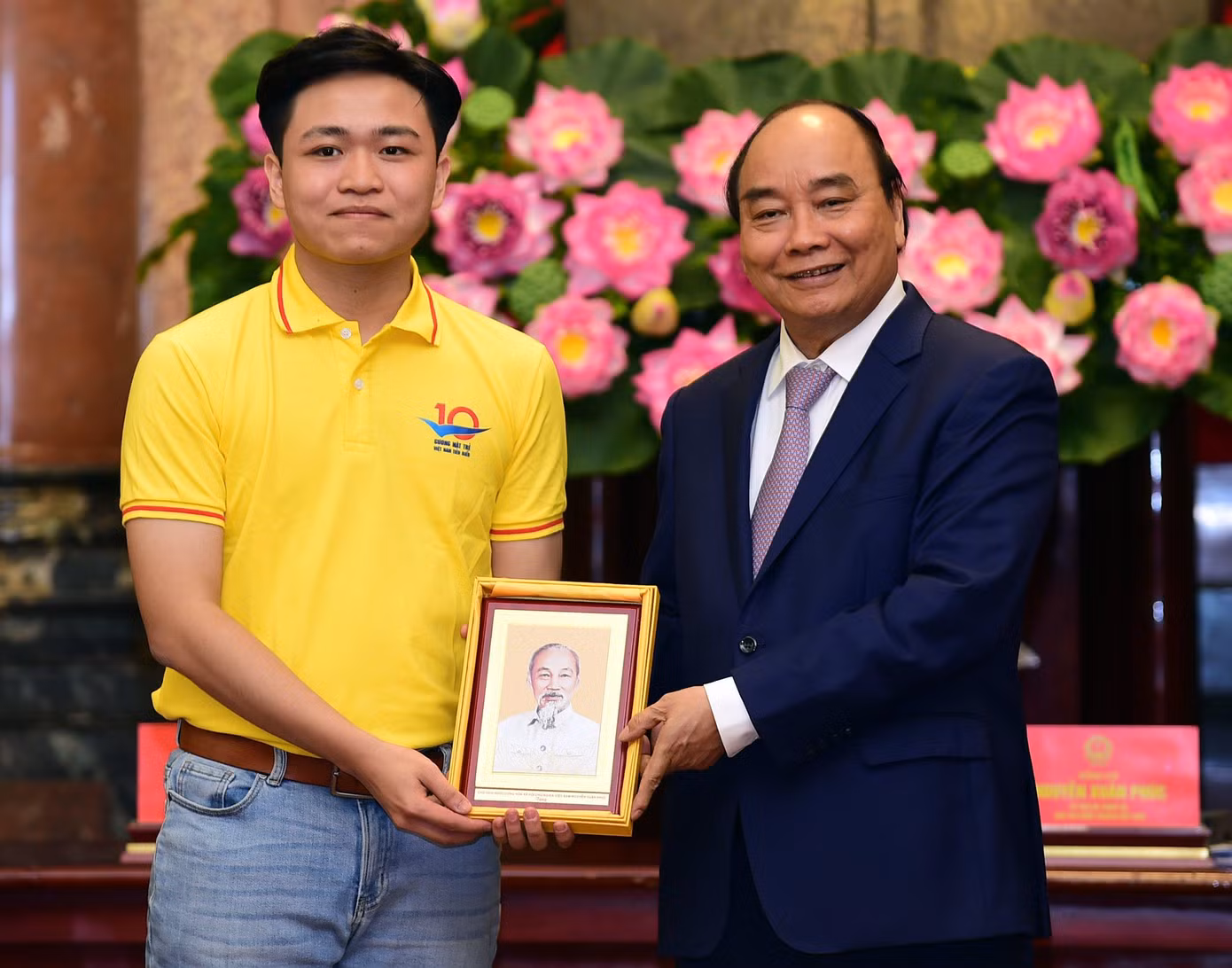 Chủ tịch nước Nguyễn Xuân Phúc tặng chân dung Chủ tịch Hồ Chí Minh cho Gương mặt trẻ Việt Nam triển vọng năm 2021 Đồng Ngọc Hà.