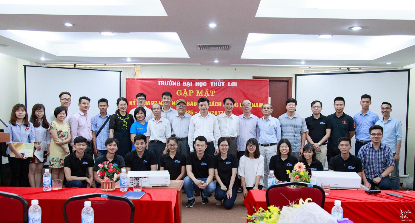 Dương Văn Phụng (hàng đầu tiên, thứ 2 từ phải qua) cùng các thành viên là cộng tác viên CTSV dự buổi gặp mặt kỷ niệm 92 năm ngày Báo chí cách mạng Việt Nam.