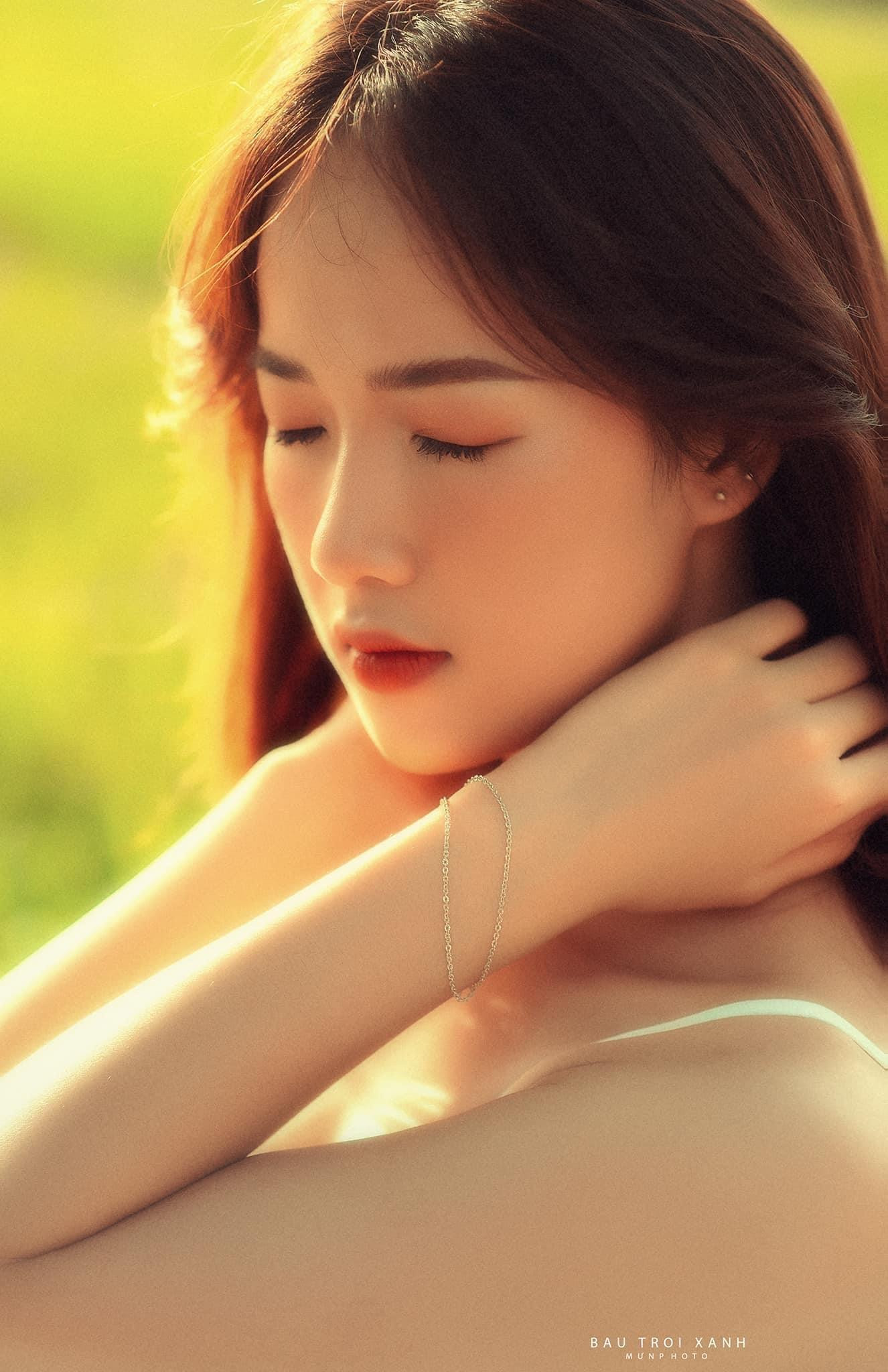 Nhiều người nhận xét cô nàng giống gái Hàn Quốc.