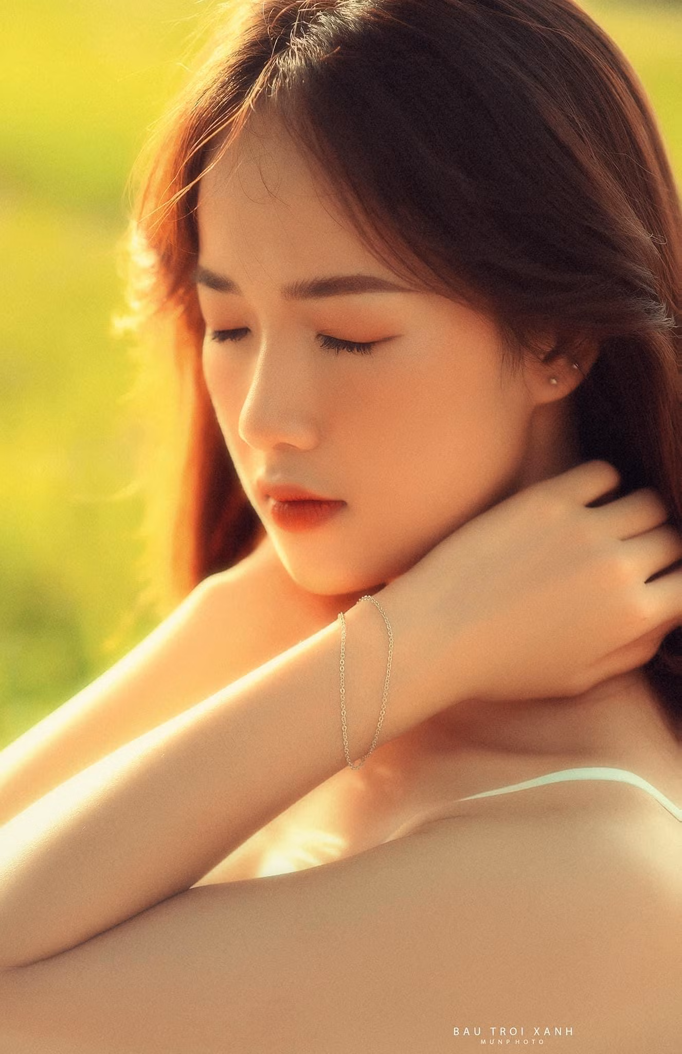 Nhiều người nhận xét cô nàng giống gái Hàn Quốc.