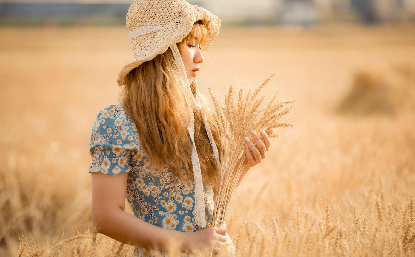 Hồng Trinh có sở thích chụp hình và đi du lịch.