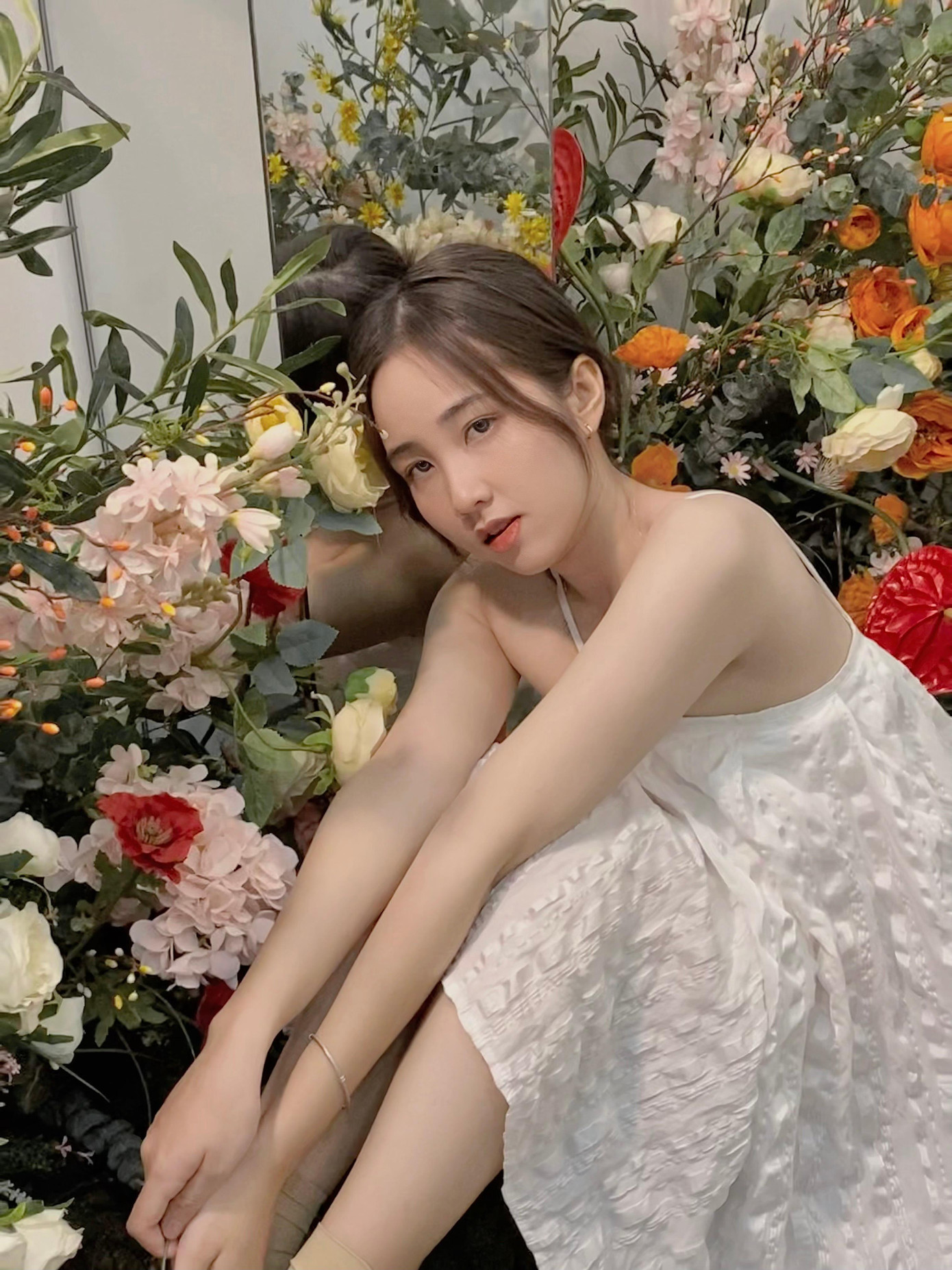 Con đường ca hát đến với Tú Uyên cũng giống như một cái duyên, tài năng của cô bạn được nhiều công ty giải trí trong nước và Hàn Quốc công nhận, trở thành thực tập sinh.