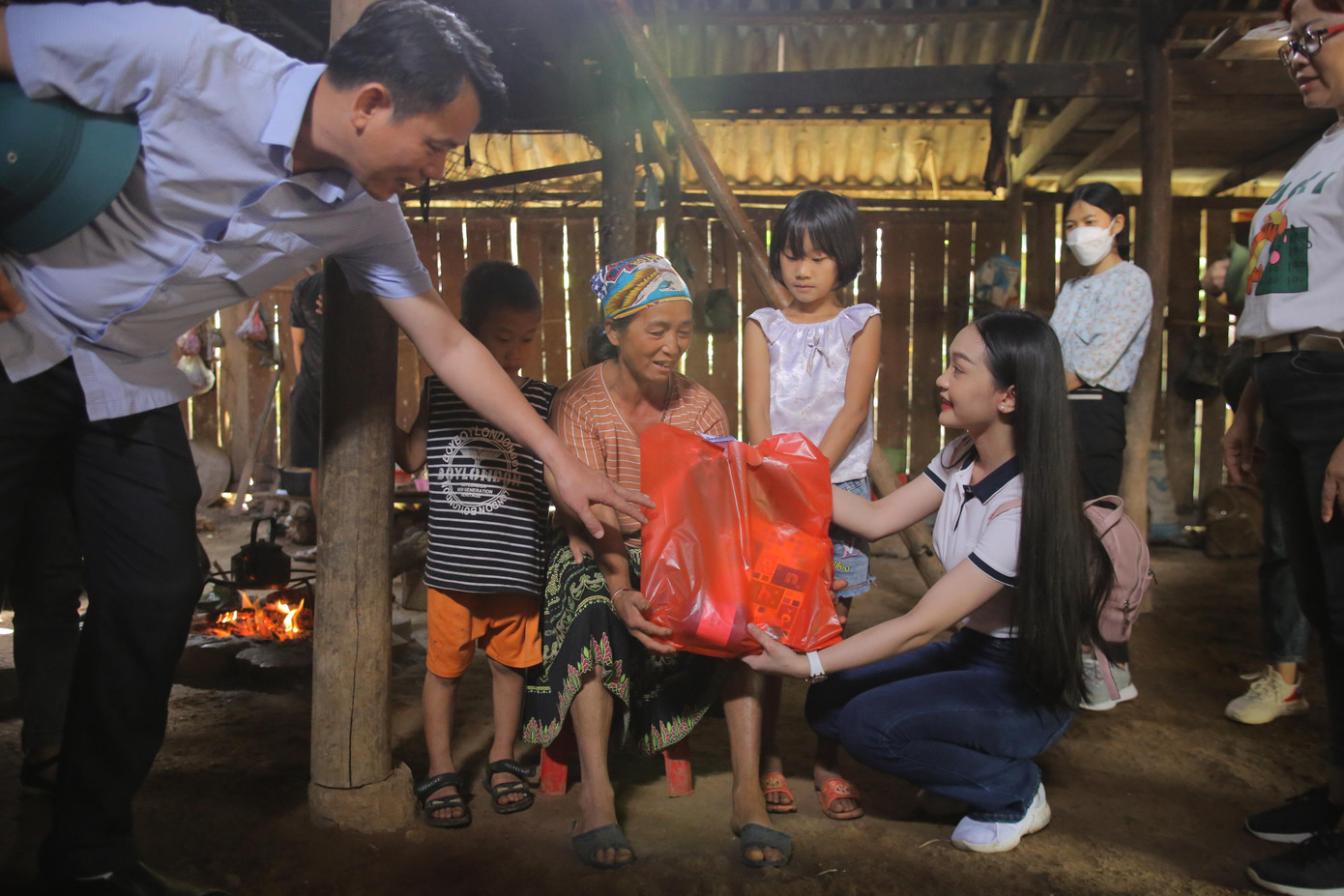 Minh Ngọc đến thăm và trao quà tận tay đến các em nhỏ hoàn cảnh khó khăn. Minh Ngọc đến thăm và trao quà tận tay đến các em nhỏ hoàn cảnh khó khăn.