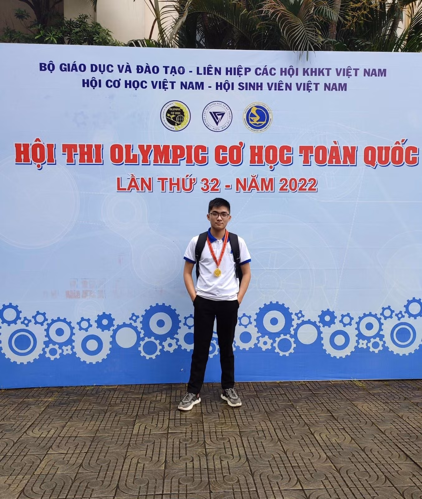 Bùi Quốc Bảo học lớp 63CDE, khoa Cầu đường, trường Đại học Xây dựng Hà Nội.