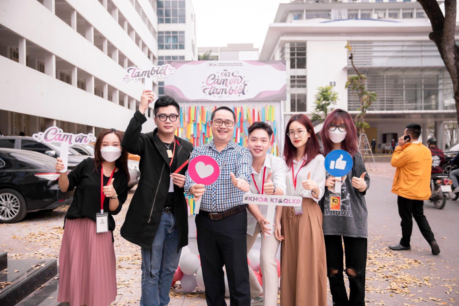 Những người thầy, người bạn đồng hành tuyệt vời giúp Vân Anh không ngừng nỗ lực cố gắng. Những người thầy, người bạn đồng hành tuyệt vời giúp Vân Anh không ngừng nỗ lực cố gắng.