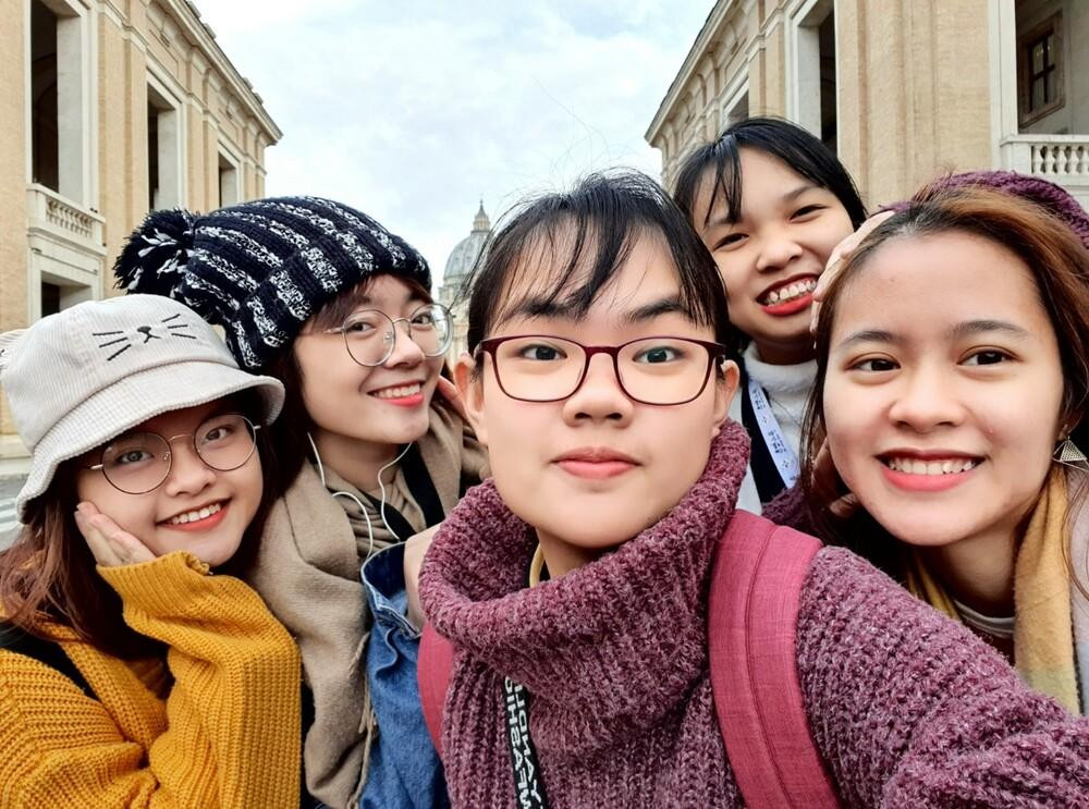Hoài Phương (ở giữa) cùng các bạn đạt học bổng Erasmus+ International Credit Mobility của Trường Đại học Hà Nội tại trường Đại học Ca’ Foscari Venezia học kỳ 1, năm học 2019 - 2020. Hoài Phương (ở giữa) cùng các bạn đạt học bổng Erasmus+ International Credit Mobility của Trường Đại học Hà Nội tại trường Đại học Ca’ Foscari Venezia học kỳ 1, năm học 2019 - 2020.