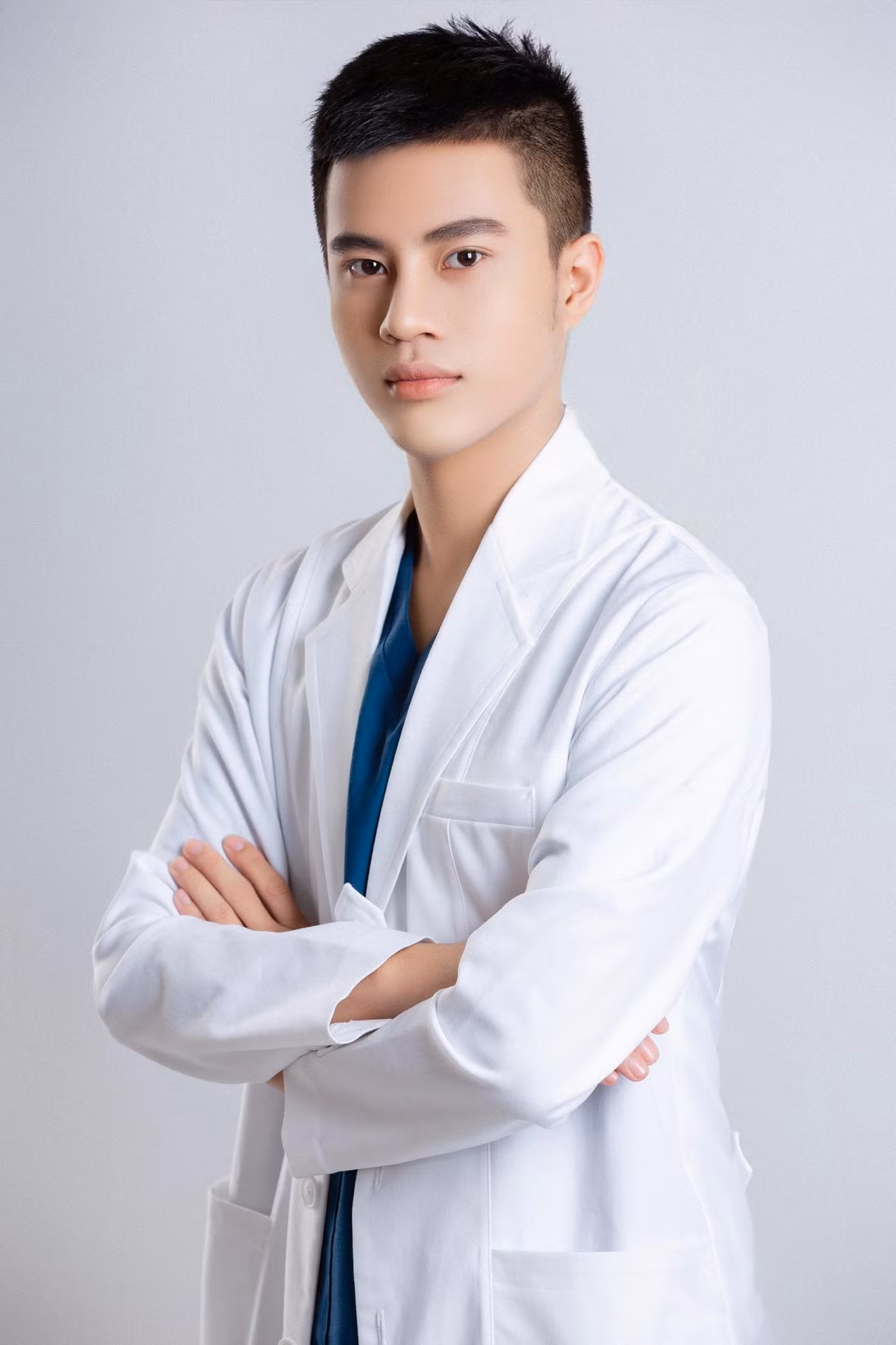 Bác sĩ Nguyễn Thanh được biết đến là bác sĩ chuyên về ngành làm đẹp, sở hữu hàng ngàn lượt fan và theo dõi.