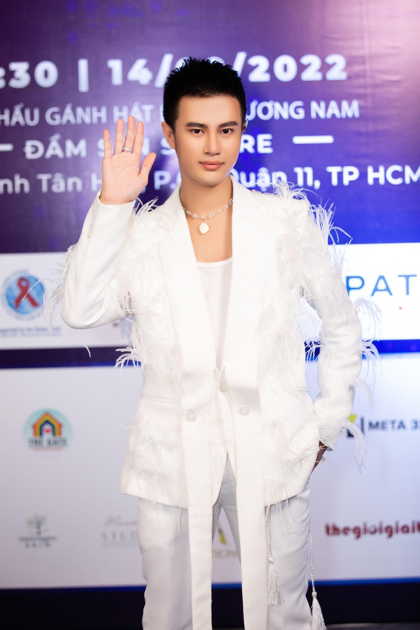 Đi lên từ khó khăn, vậy nên bác sĩ 9X luôn tạo cơ hội, giúp đỡ cho nhiều bạn trẻ mong muốn được làm đẹp nhưng có hoàn cảnh khó khăn.