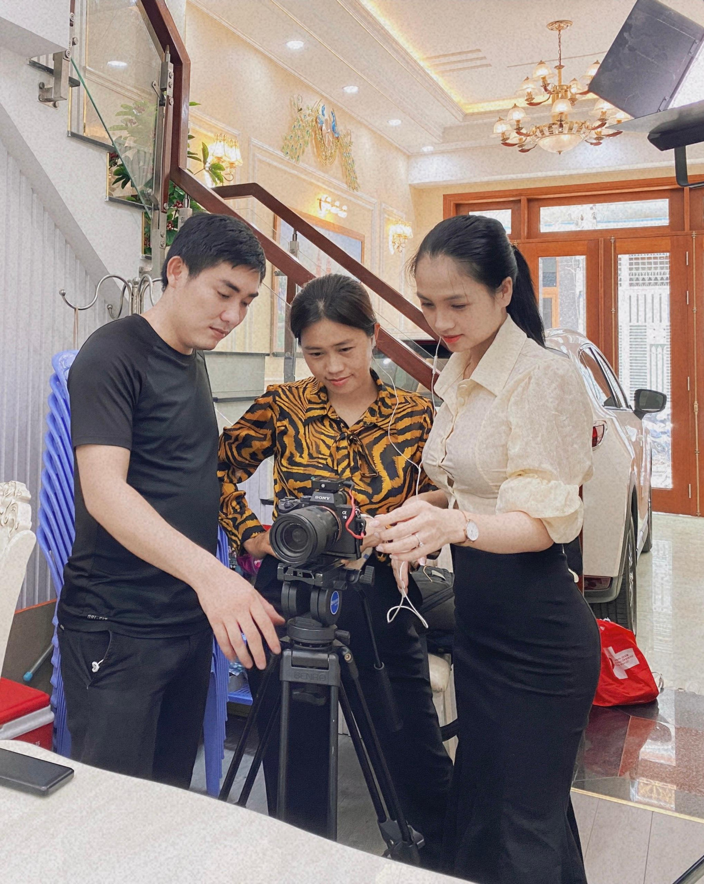 Thời gian của Quỳnh phủ kín cả ngày cho công việc, học tập, chăm con. Thời gian của Quỳnh phủ kín cả ngày cho công việc, học tập, chăm con.