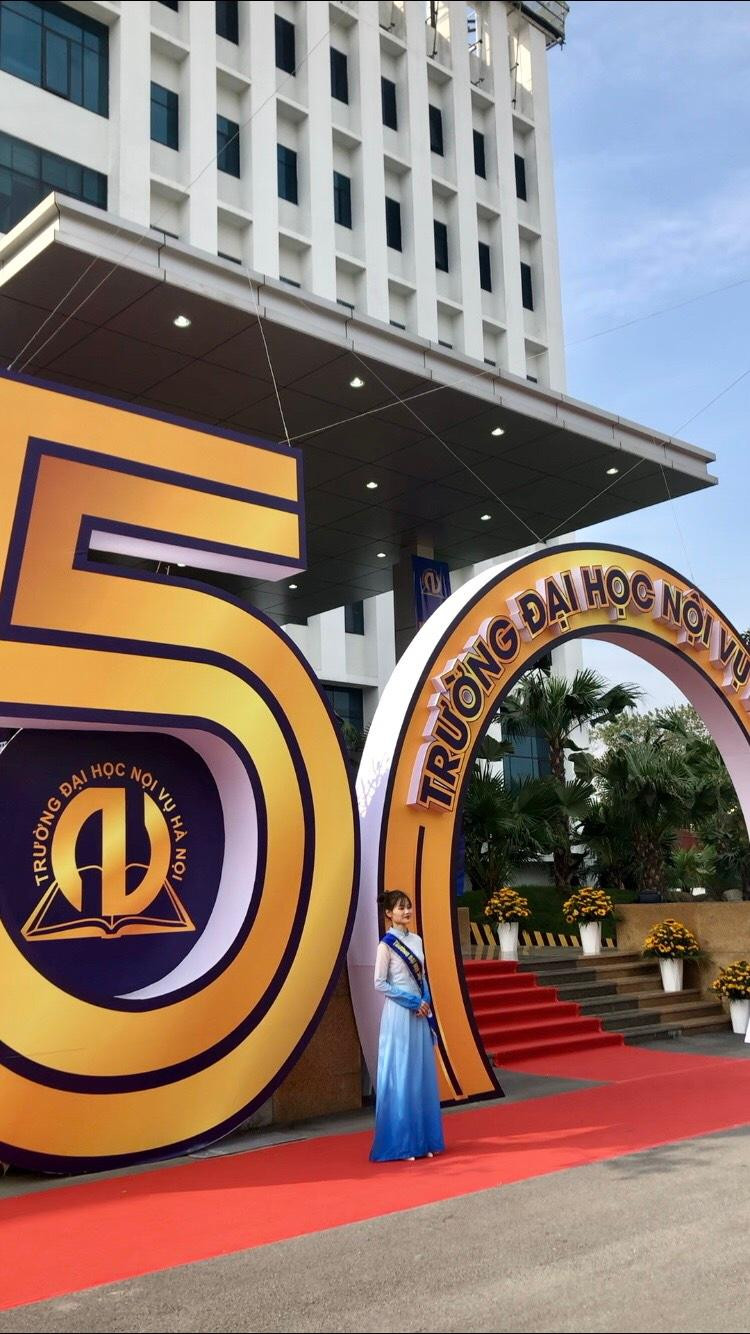 Bảo Nhi được đứng trong hàng ngũ lễ tân của trường phục vụ lễ kỉ niệm 50 năm ngày truyền thống trường Đại học Nội vụ Hà Nội.