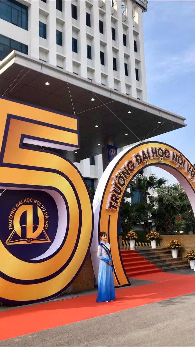 Bảo Nhi được đứng trong hàng ngũ lễ tân của trường phục vụ lễ kỉ niệm 50 năm ngày truyền thống trường Đại học Nội vụ Hà Nội.
