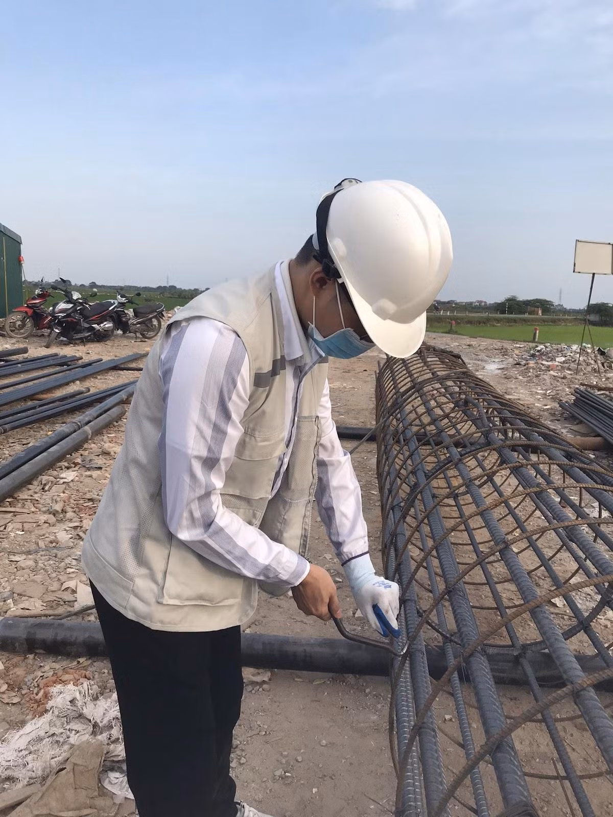 Các đợt thực tập, tiết học thực tế, thực hành giúp chàng trai có cơ hội tiếp xúc học hỏi kỹ năng trong công việc.