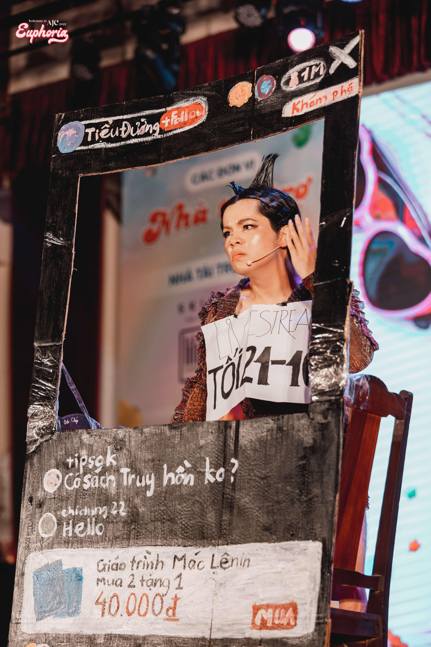 Livestream chốt đơn - một xu hướng bán hàng phổ biến trên mạng xã hội hiện nay cũng được thể hiện lại chân thực trên sân khấu.