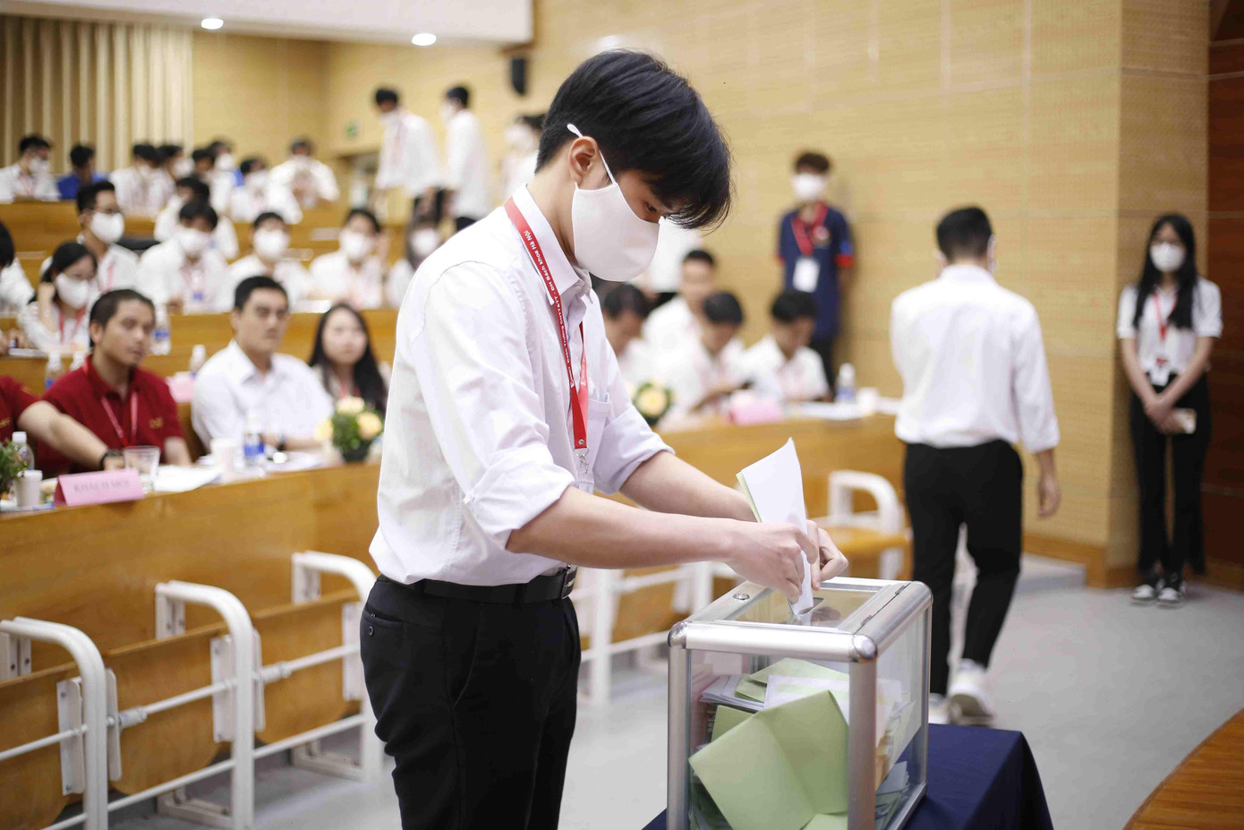 Tham gia bỏ phiếu tại Đại hội Đoàn trường CNTT. Tham gia bỏ phiếu tại Đại hội Đoàn trường CNTT.
