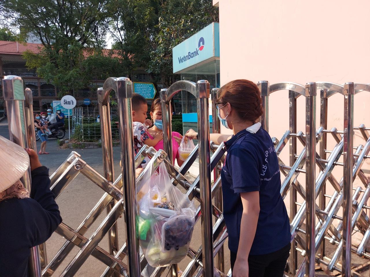 Cháo sẽ được tặng vào lúc 13 giờ, thứ 3 hàng tuần tại Bệnh viện Nhi đồng 2 (số 14, Lý Tự Trọng, phường Bến Nghé, quận 1, Tp. Hồ Chí Minh).