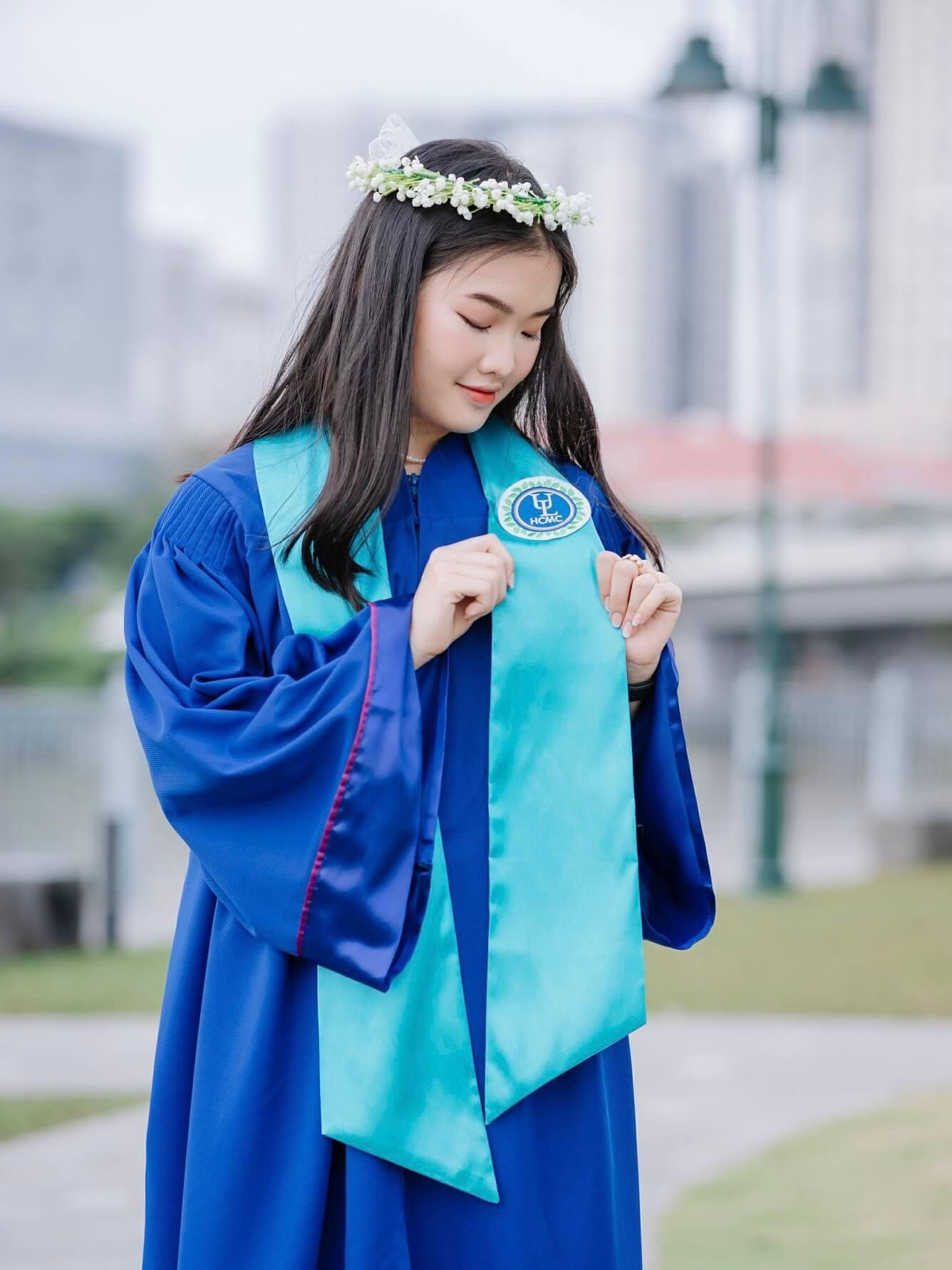 Vịnh An cảm thấy vô cùng hạnh phúc khi được học tại chính ngôi trường mà ba mẹ cô từng học khi xưa. Vịnh An cảm thấy vô cùng hạnh phúc khi được học tại chính ngôi trường mà ba mẹ cô từng học khi xưa.