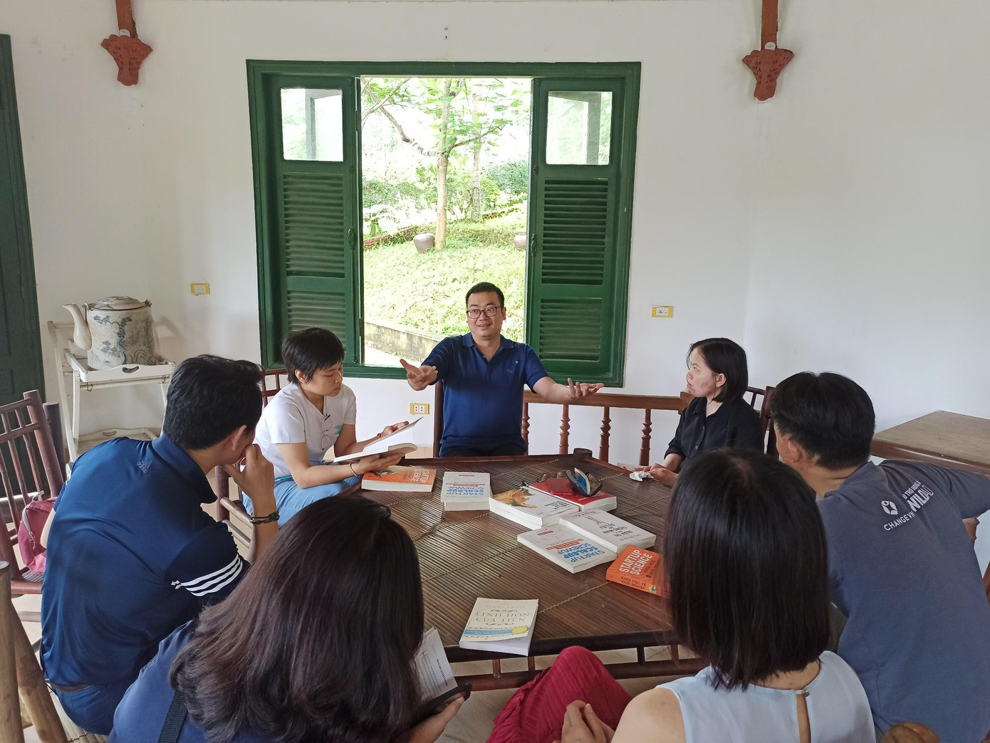 Giao lưu cùng Viện trưởng Nguyễn Cảnh Bình tại Trại Muỗi.