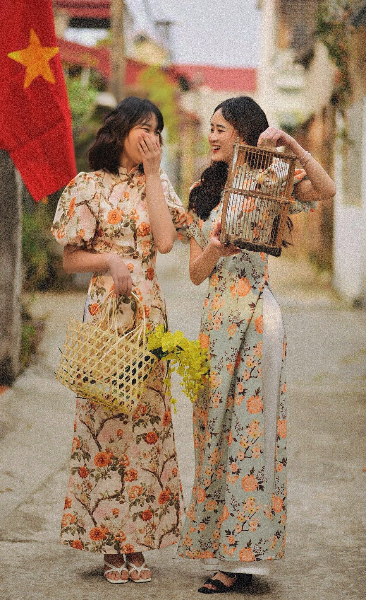 Như Quỳnh và Thu Hương lựa chọn một con ngõ nhỏ ở Phú Thọ, nơi có ít xe cộ và người dân đi lại làm địa điểm chụp ảnh để phòng tránh dịch bệnh.