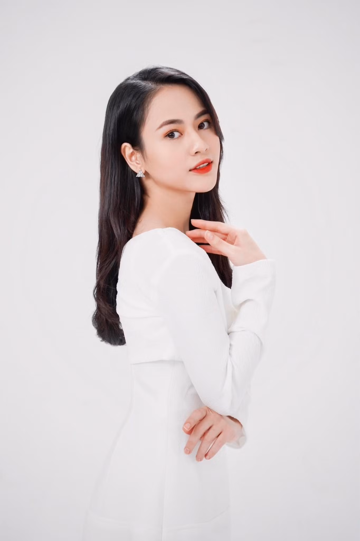 Việt Hoa 'gieo thương nhớ' bởi nhan sắc xinh đẹp cùng lối diễn xuất tự nhiên, giàu cảm xúc.