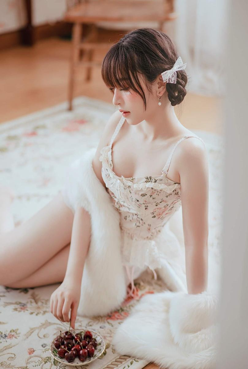 Sở hữu ngoại hình xinh đẹp, thu hút, cùng tính cách hòa đồng, thân thiện, Hồng Linh luôn được mọi người dành thiện cảm và yêu mến.