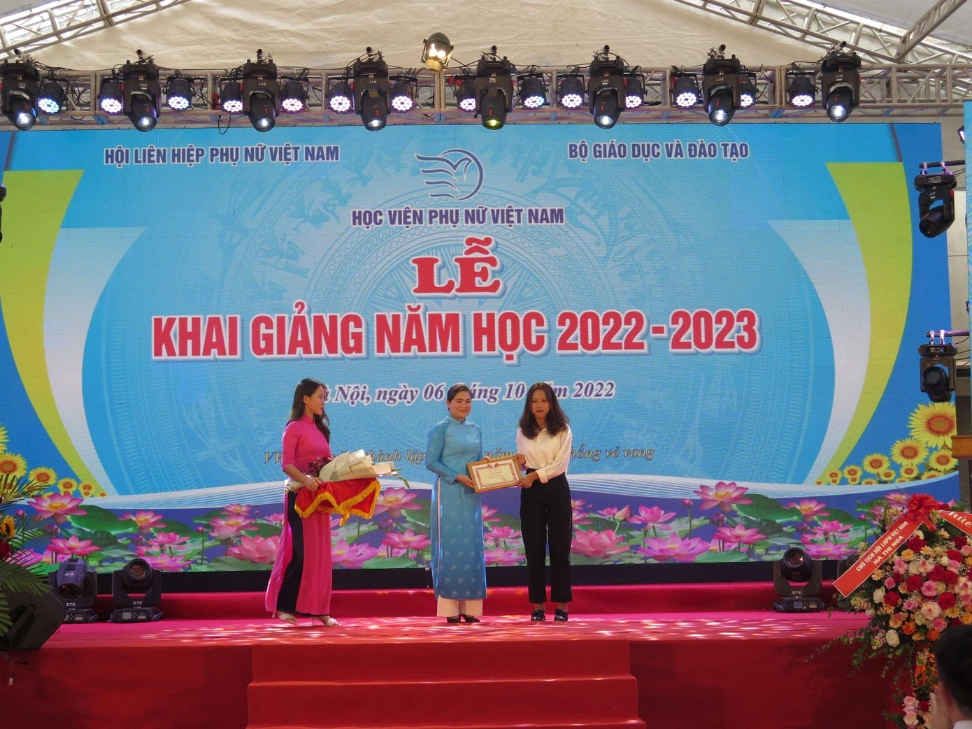 Tiến sĩ Đỗ Thị Thu Thảo - Phó Chủ tịch thường trực Hội LHPN VN - tặng giấy khen Thủ khoa đầu vào năm học 2022- 2023.