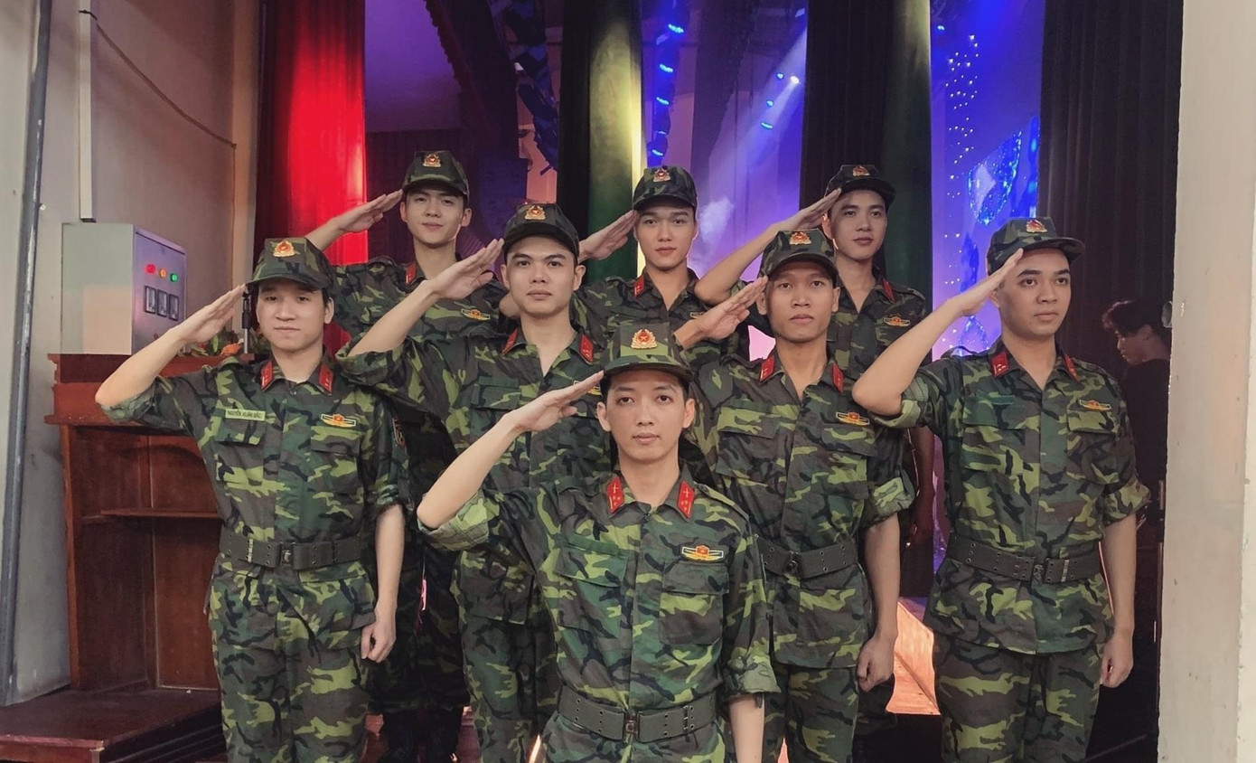 Thanh Tú cùng các bạn học viên trong Trường tham gia biểu diễn văn nghệ. Thanh Tú cùng các bạn học viên trong Trường tham gia biểu diễn văn nghệ.