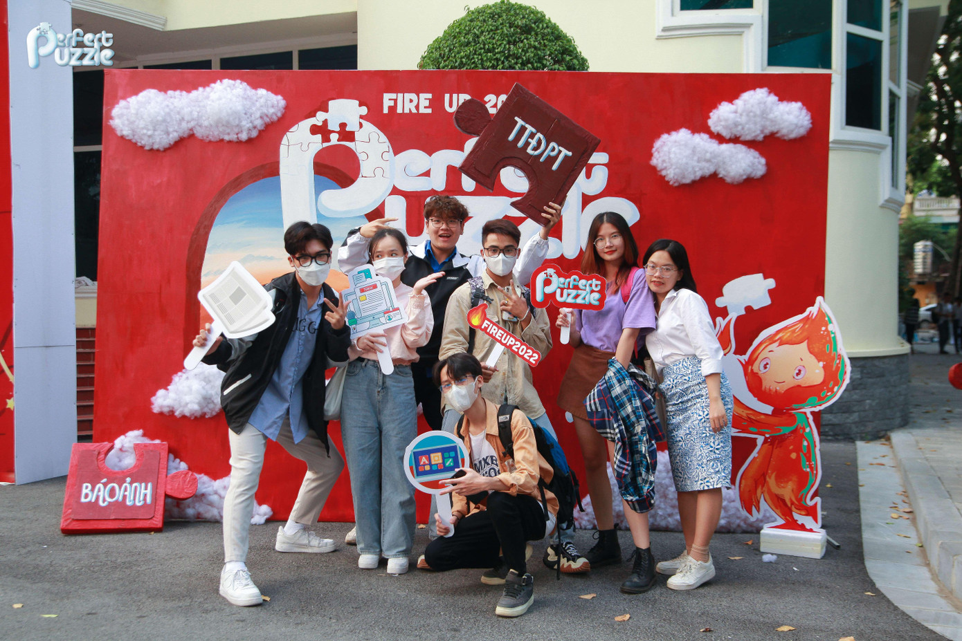 Chụp ảnh “gia đình” cùng photobooth.