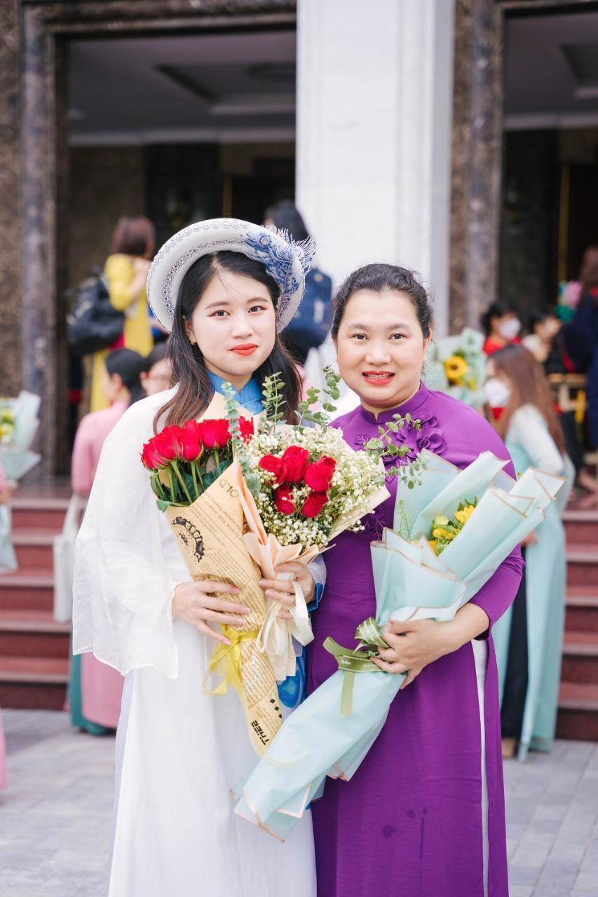 Tân cử nhân Nguyễn Tuyết và TS. Nguyễn Thị Lan Phương – Trưởng khoa Khoa Tiếng Anh, Trường Đại học Thương mại.