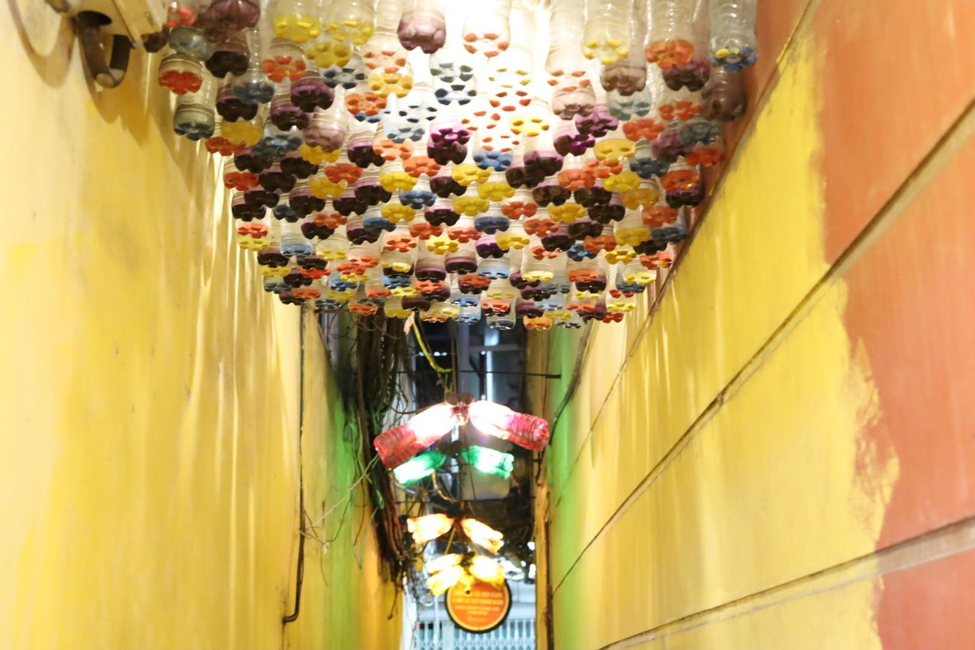 Dàn đèn được làm từ hàng trăm vỏ chai nhựa.