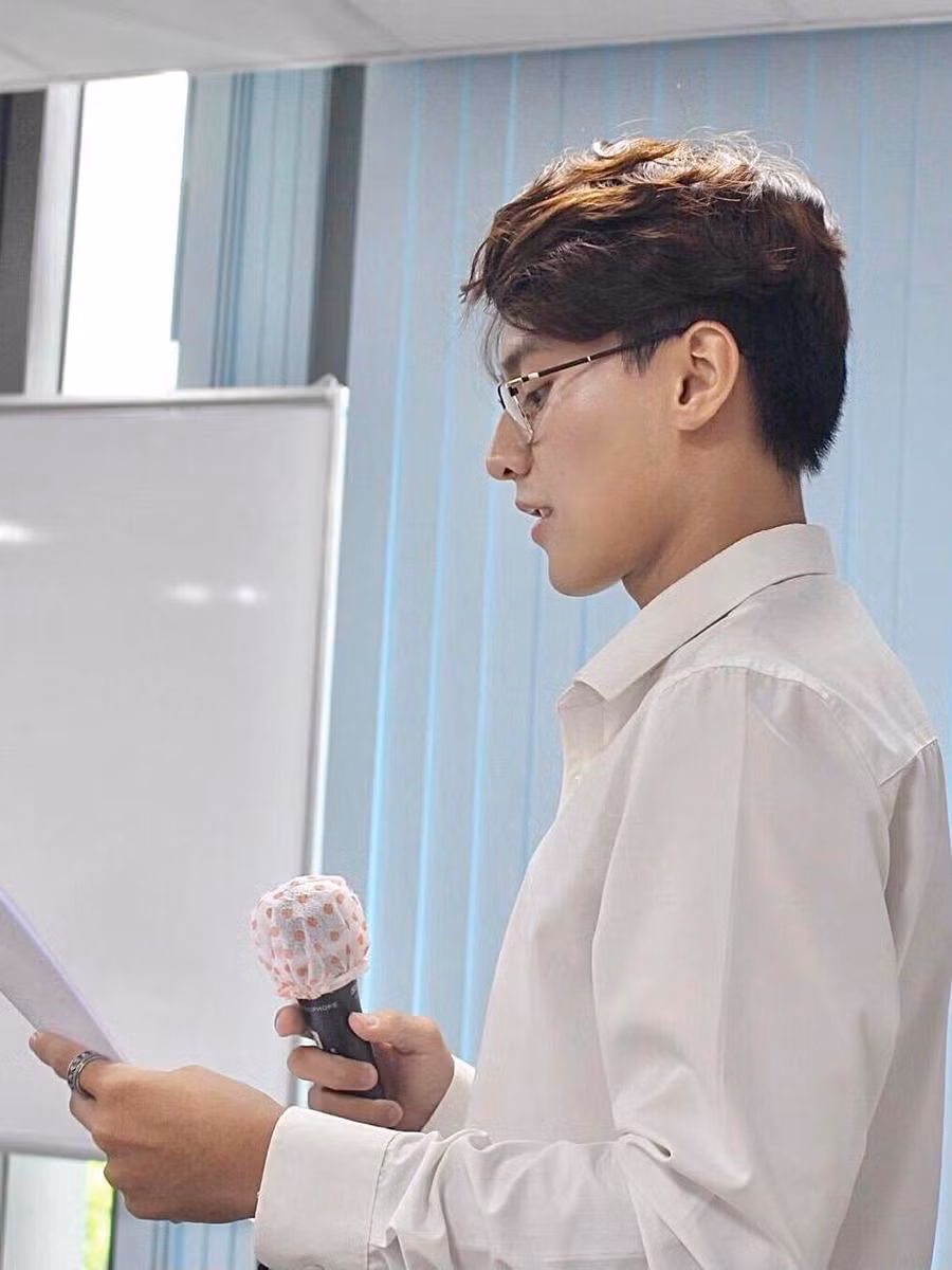 Từng là một cậu bé lười biếng, suốt ngày cắm mặt vào game, không có mục tiêu, định hướng cho tương lai, Đăng Khoa đã “lột xác” và ngày càng hoàn thiện bản thân hơn. Từng là một cậu bé lười biếng, suốt ngày cắm mặt vào game, không có mục tiêu, định hướng cho tương lai, Đăng Khoa đã “lột xác” và ngày càng hoàn thiện bản thân hơn.