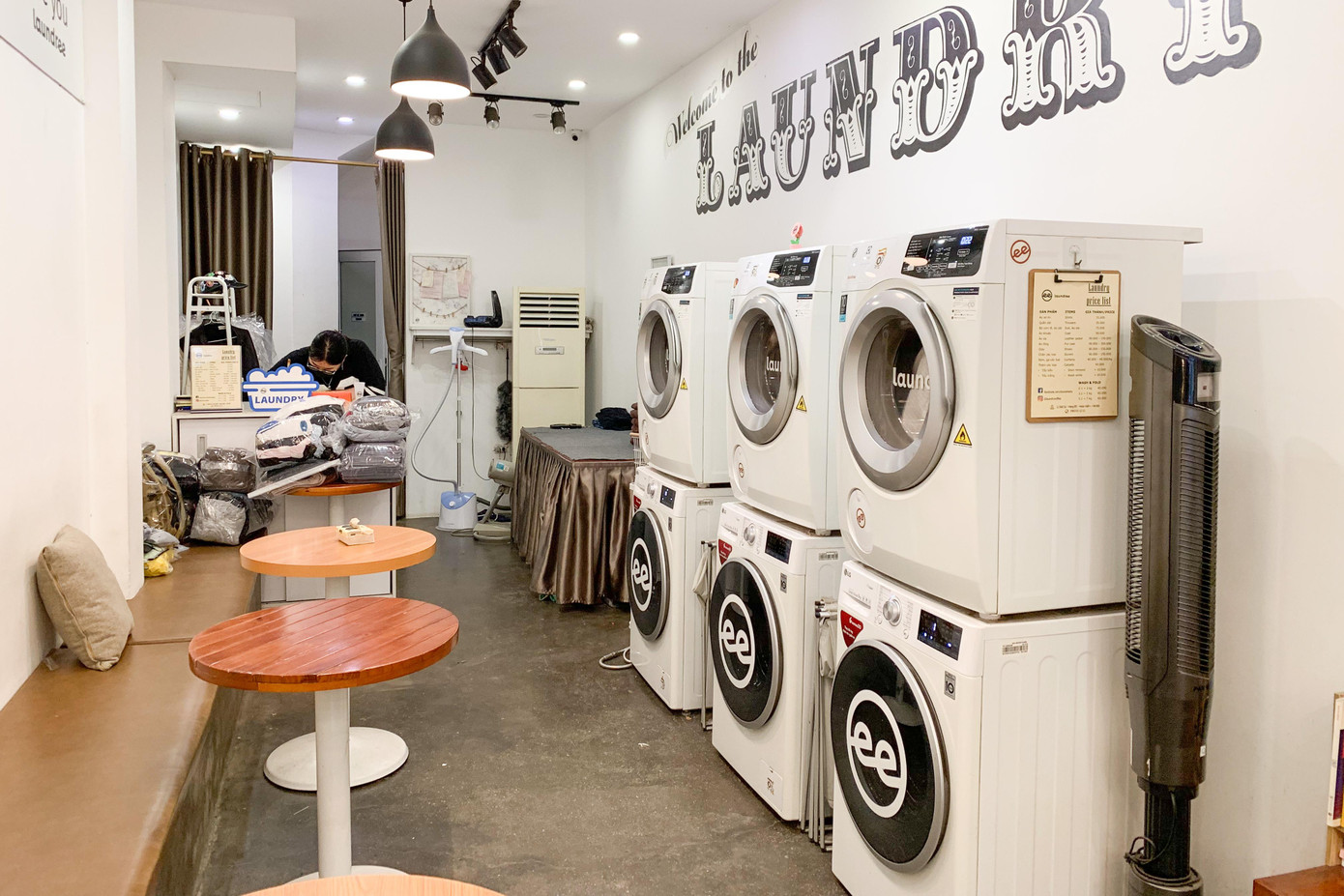 Với mô hình độc đáo cùng dịch vụ tốt, mỗi ngày cửa hàng của anh Đông Giang trung bình có từ 15-30 lượt khách tới giặt đồ và 20-30 lượt khách tới uống cà phê.