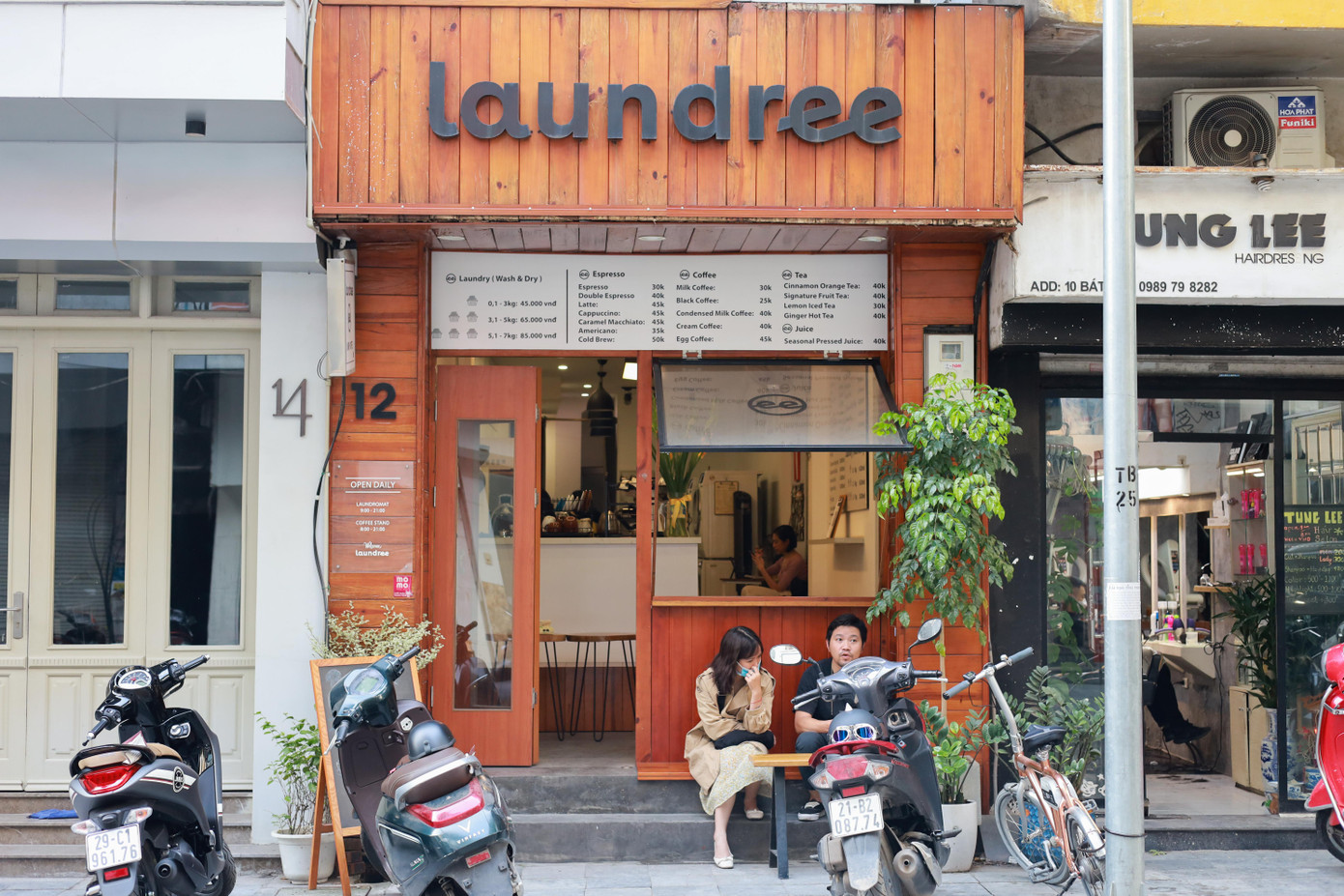 Tiệm cà phê kết hợp giặt là nằm trên phố Bát Sứ.