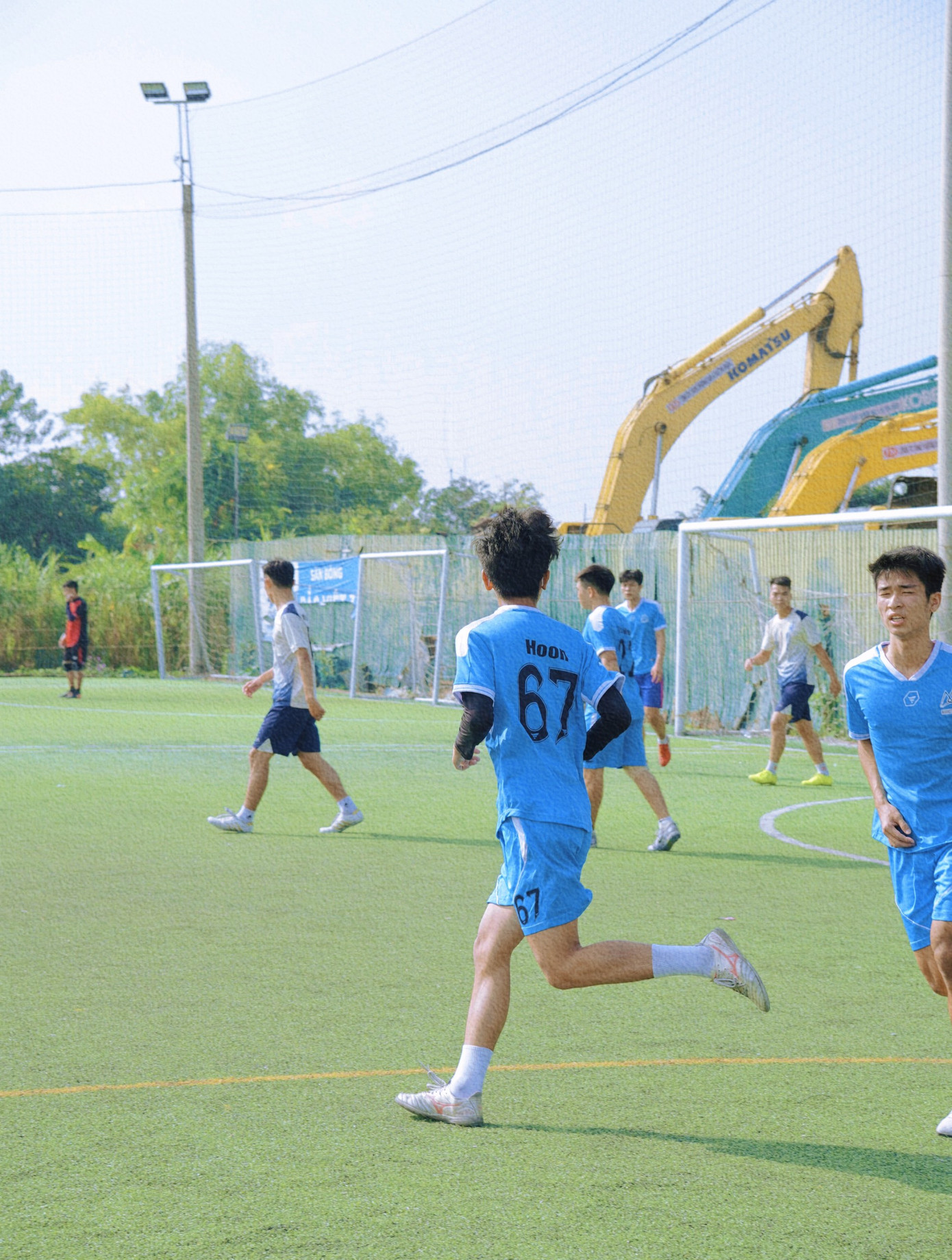 Ngoài việc theo dõi tin tức về bóng đá thì Gia Huy cũng rất thường xuyên chơi bóng cùng bạn bè và mọi người. Ngoài việc theo dõi tin tức về bóng đá thì Gia Huy cũng rất thường xuyên chơi bóng cùng bạn bè và mọi người.