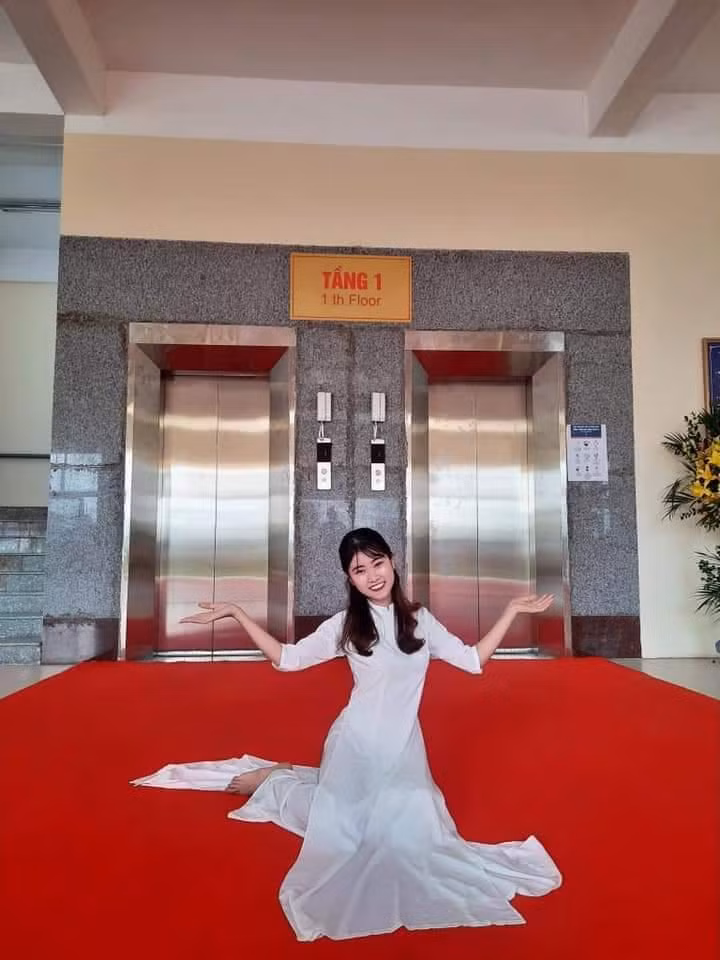 Cô nàng tích cực giao lưu, kết bạn và mạnh dạn hơn trong công tác Đoàn. Cô nàng tích cực giao lưu, kết bạn và mạnh dạn hơn trong công tác Đoàn.