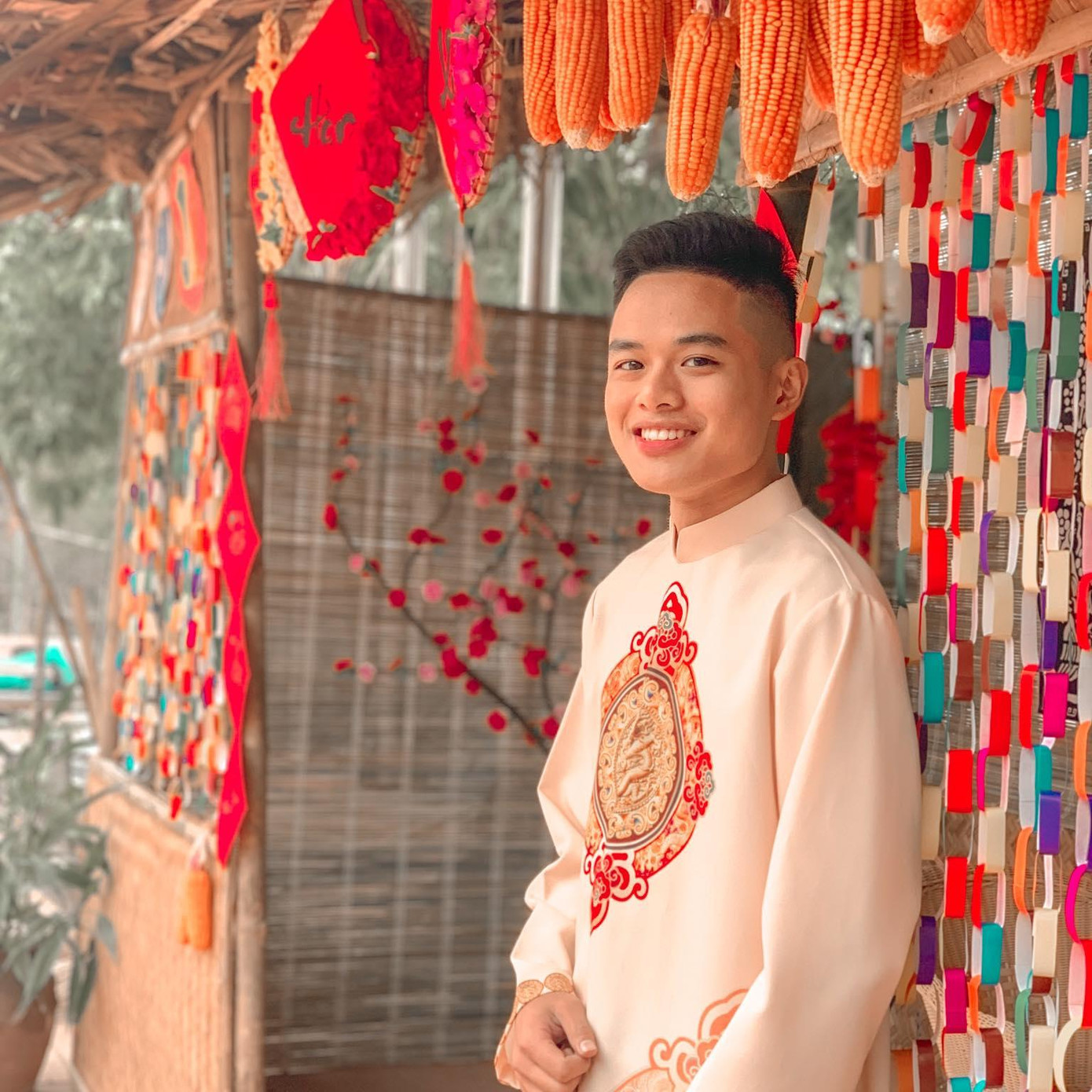 Nguyễn Vũ Hoàng là sinh viên năm thứ 4 Khoa Quốc tế - Đại học Thái Nguyên. Nguyễn Vũ Hoàng là sinh viên năm thứ 4 Khoa Quốc tế - Đại học Thái Nguyên.