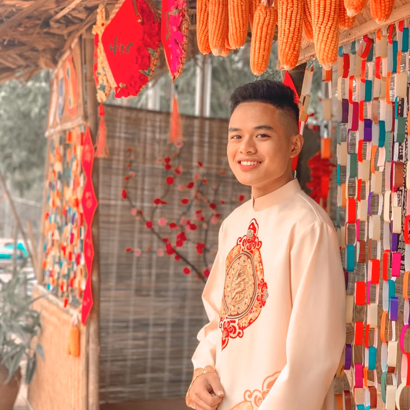Nguyễn Vũ Hoàng là sinh viên năm thứ 4 Khoa Quốc tế - Đại học Thái Nguyên. Nguyễn Vũ Hoàng là sinh viên năm thứ 4 Khoa Quốc tế - Đại học Thái Nguyên.