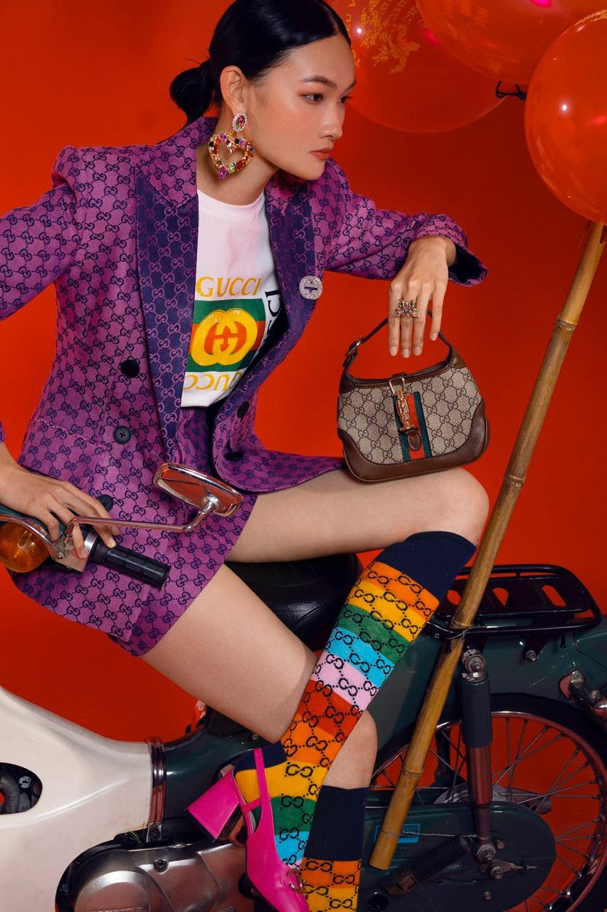 Với chiếc xe cup 78, cành đào, bóng bay... cô gái trẻ đưa người xem ngược dòng thời gian về những năm 2000.