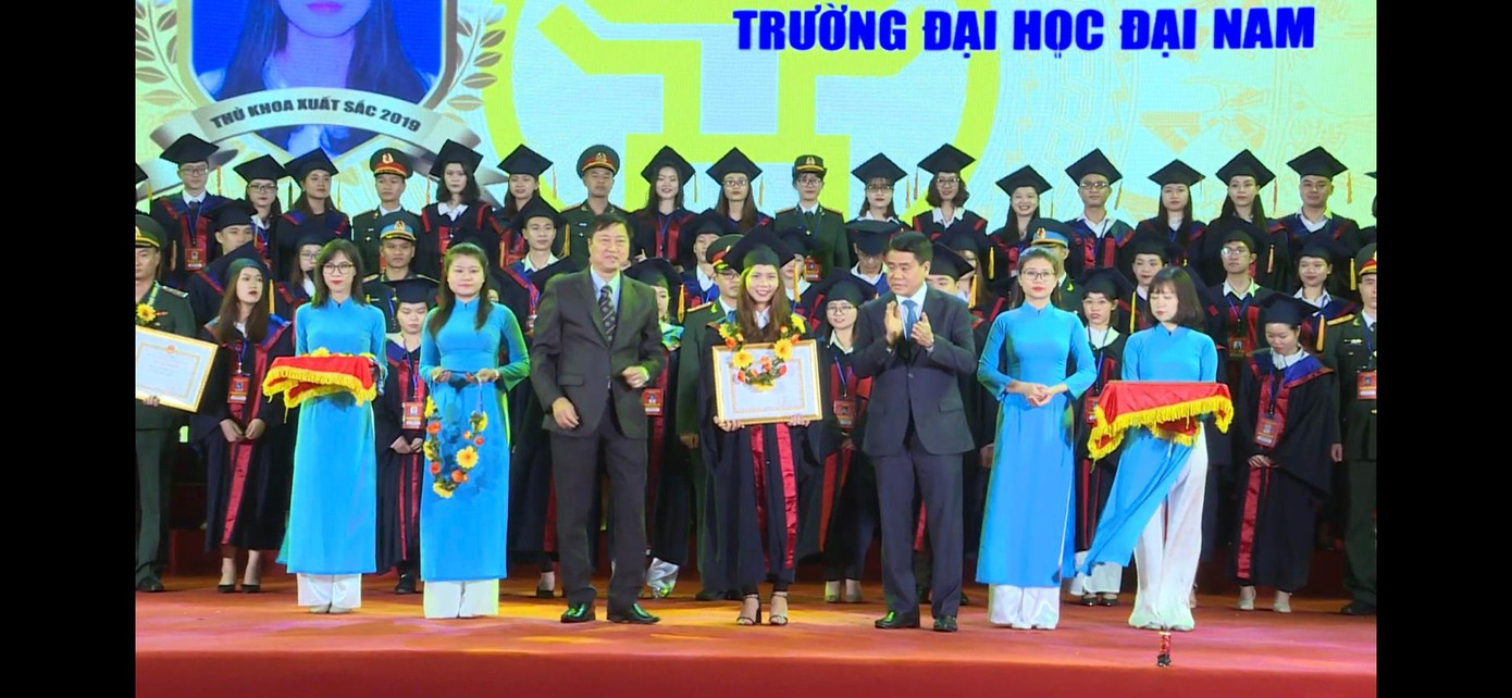 Quyên nhận bằng khen dành cho Thủ khoa xuất sắc năm 2019.